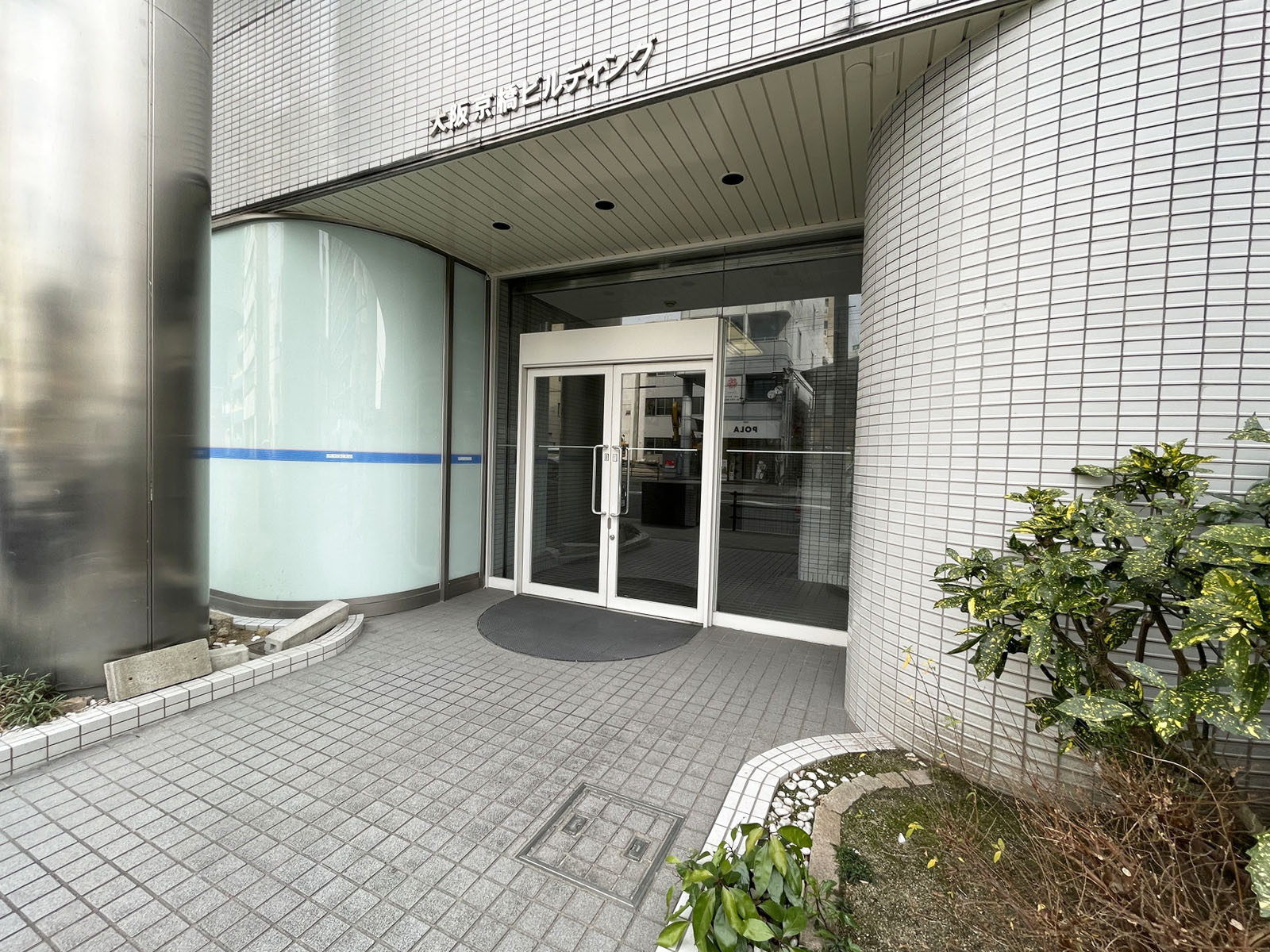オフィスビル出入口