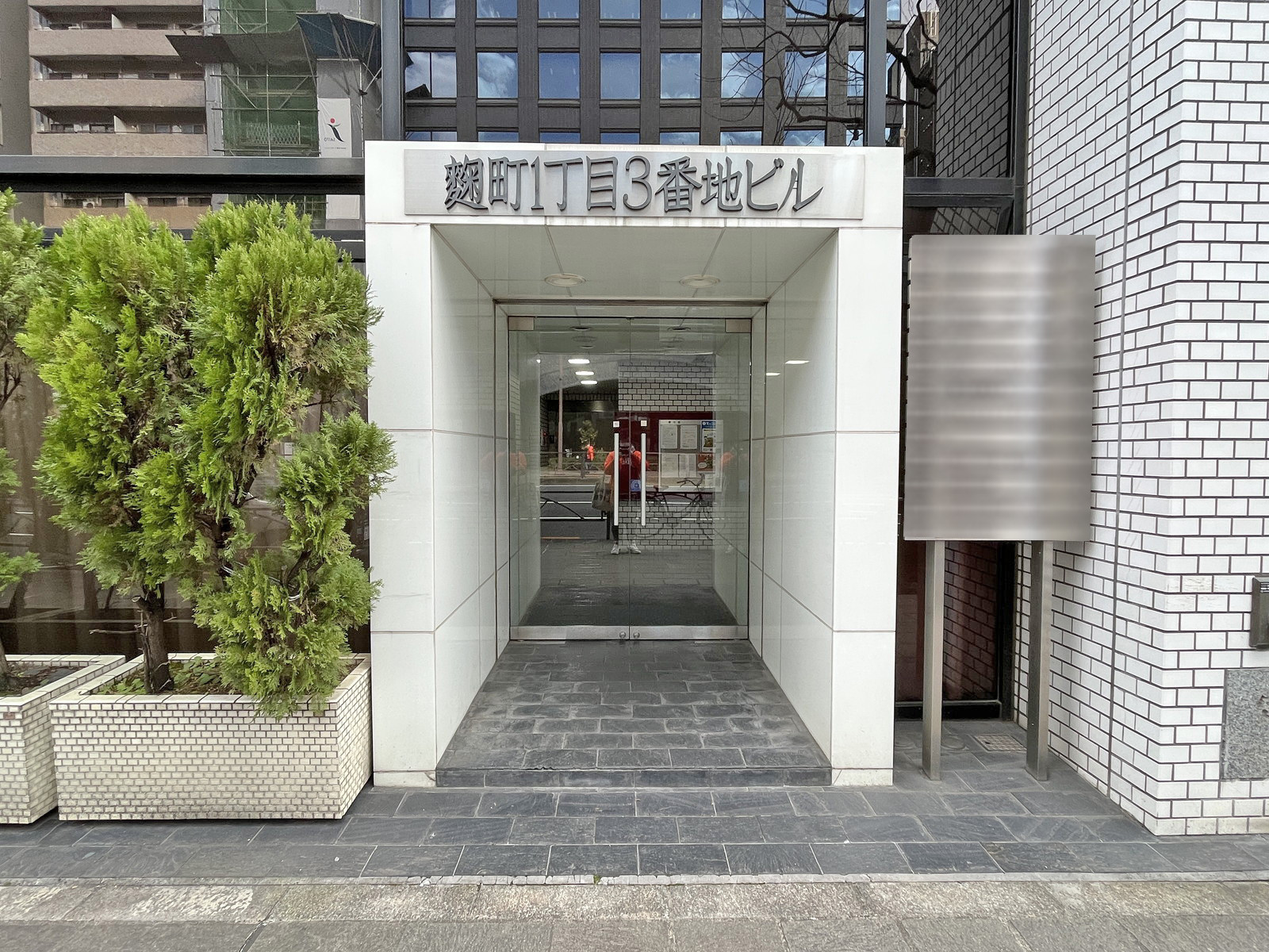 オフィスビル出入り口