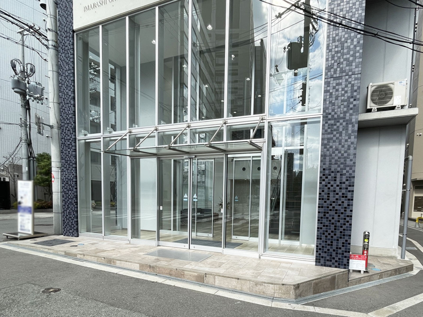 オフィスビル出入口