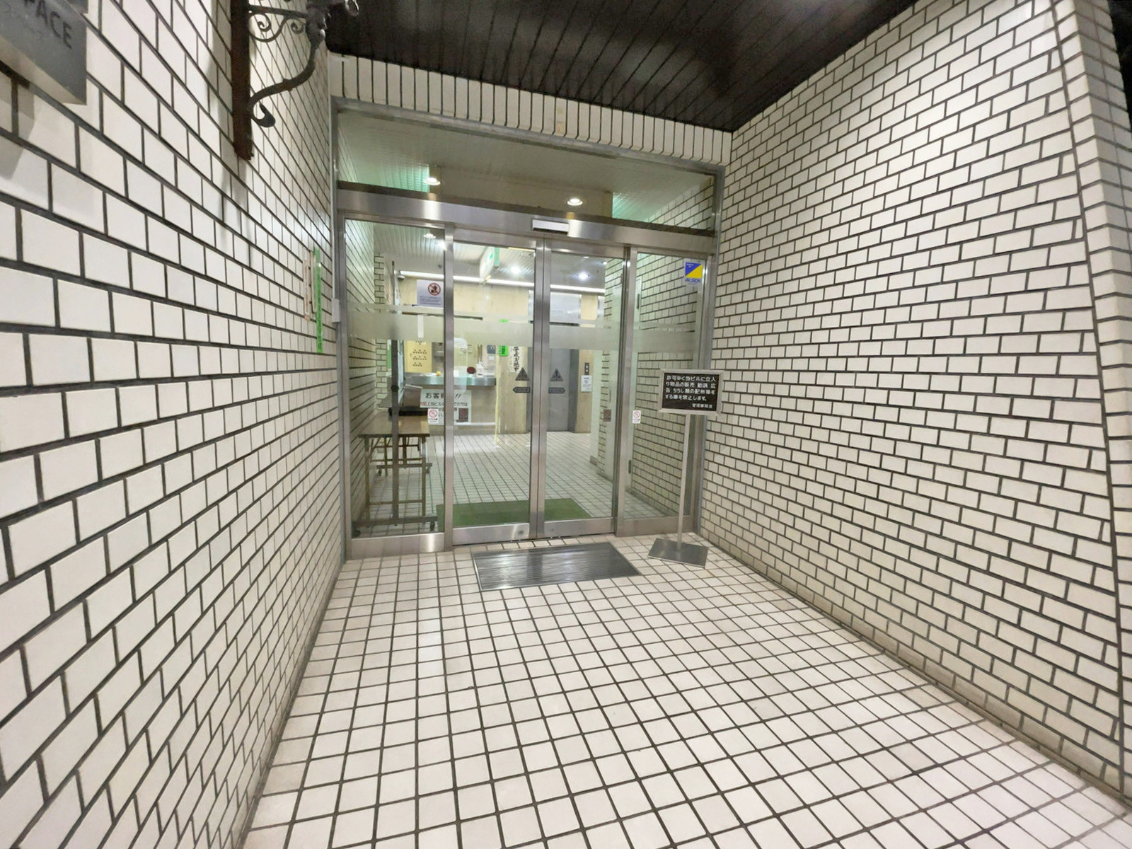 オフィスビル出入口