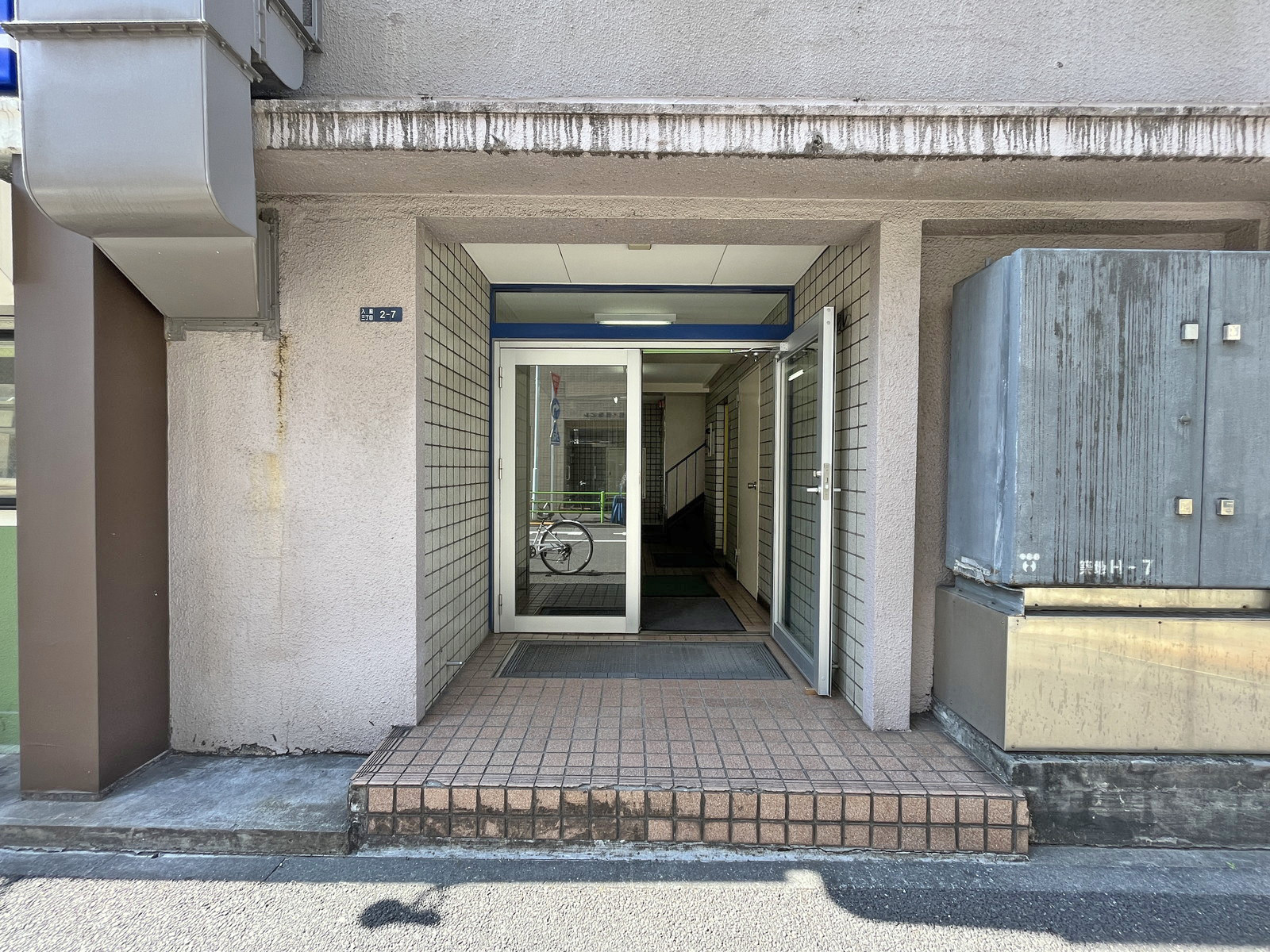 オフィスビル出入り口