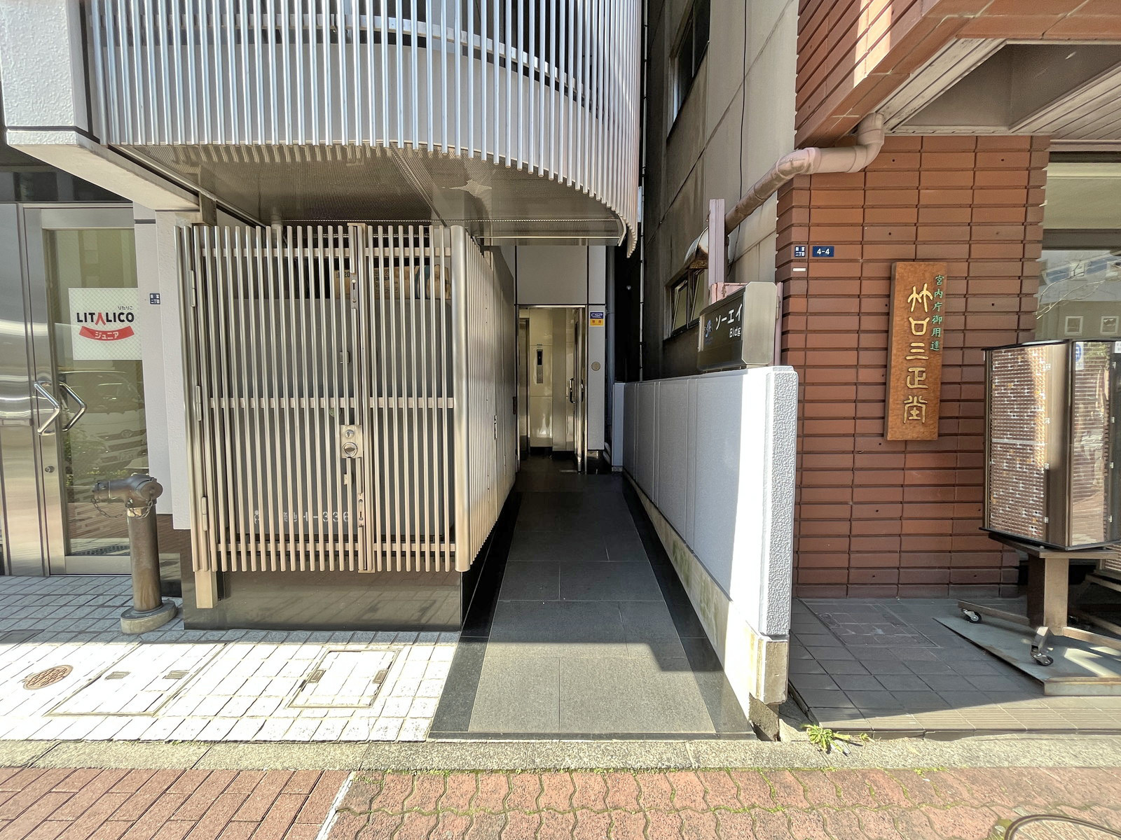 オフィスビル出入り口