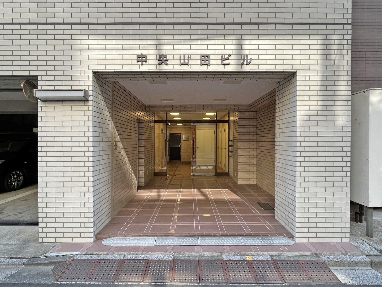 オフィスビル出入り口