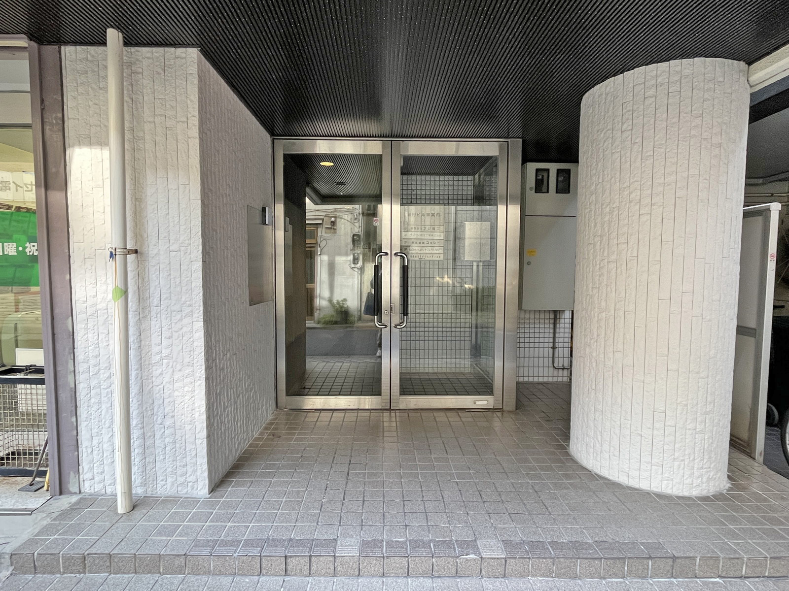 オフィスビル出入り口