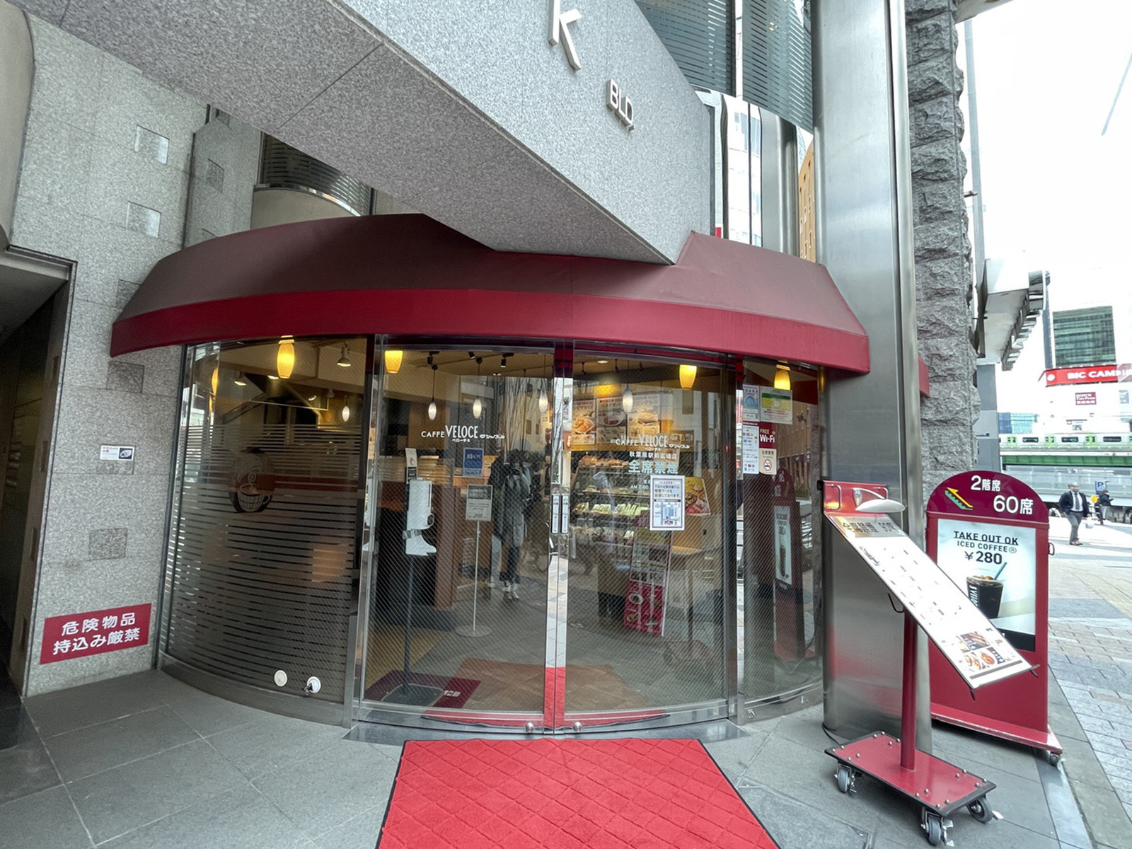 1階のカフェ・ベローチェ秋葉原駅前広場店