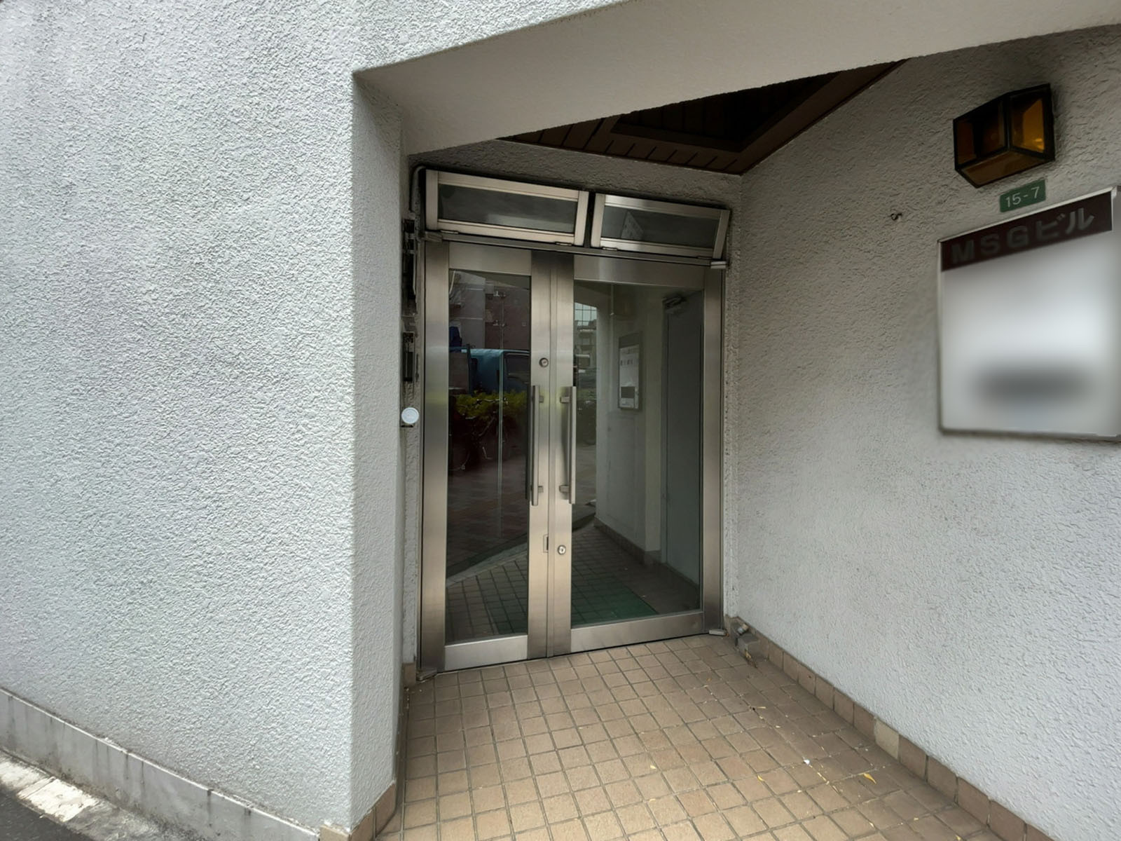 オフィスビル出入口