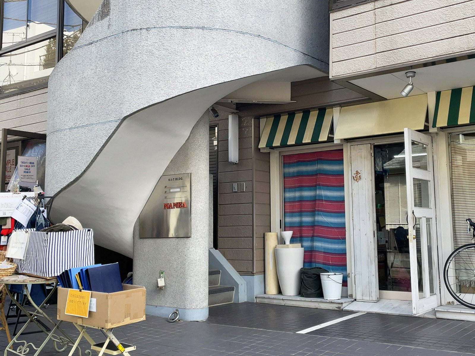 オフィスビル出入口