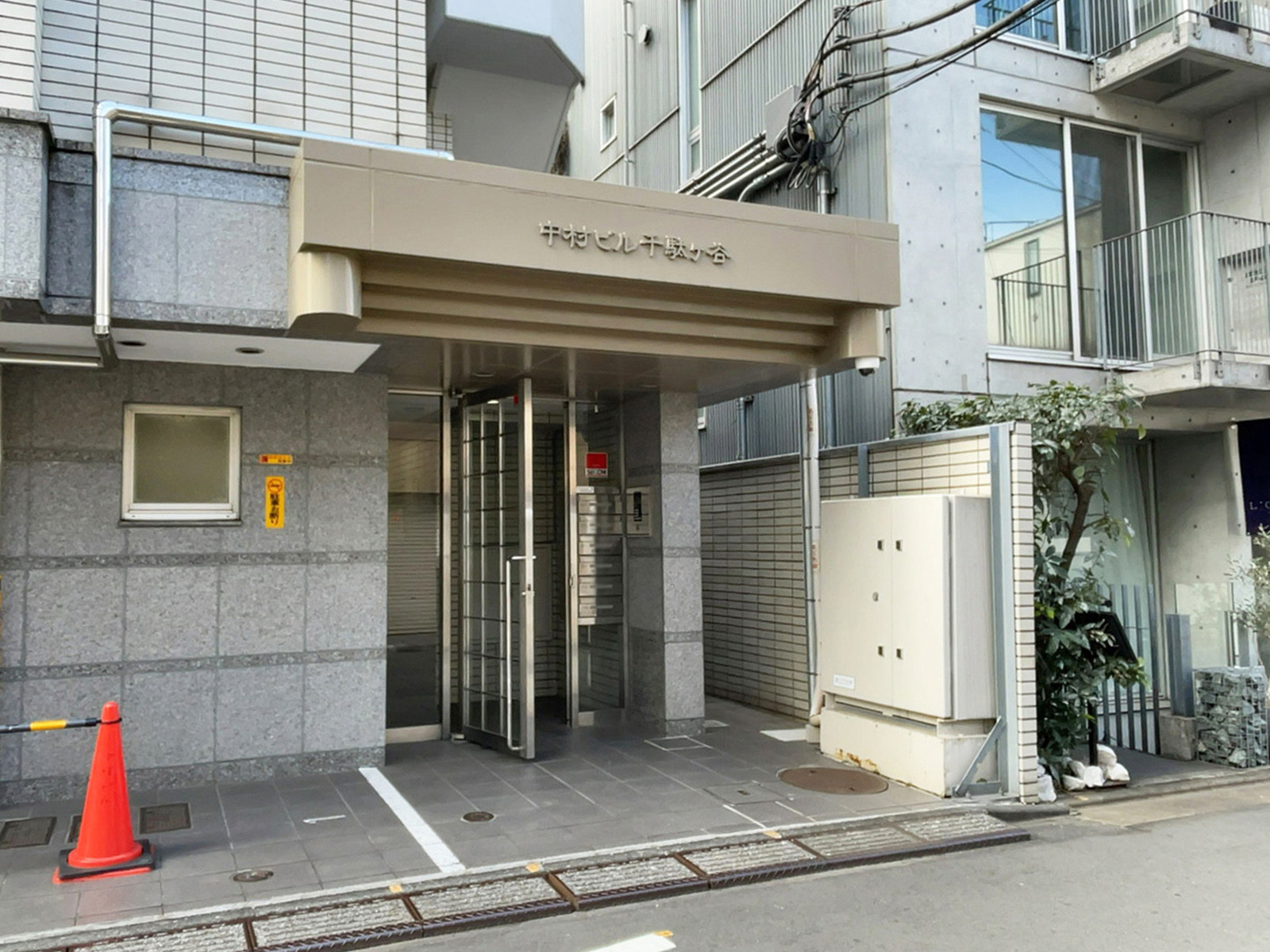 オフィスビル出入口