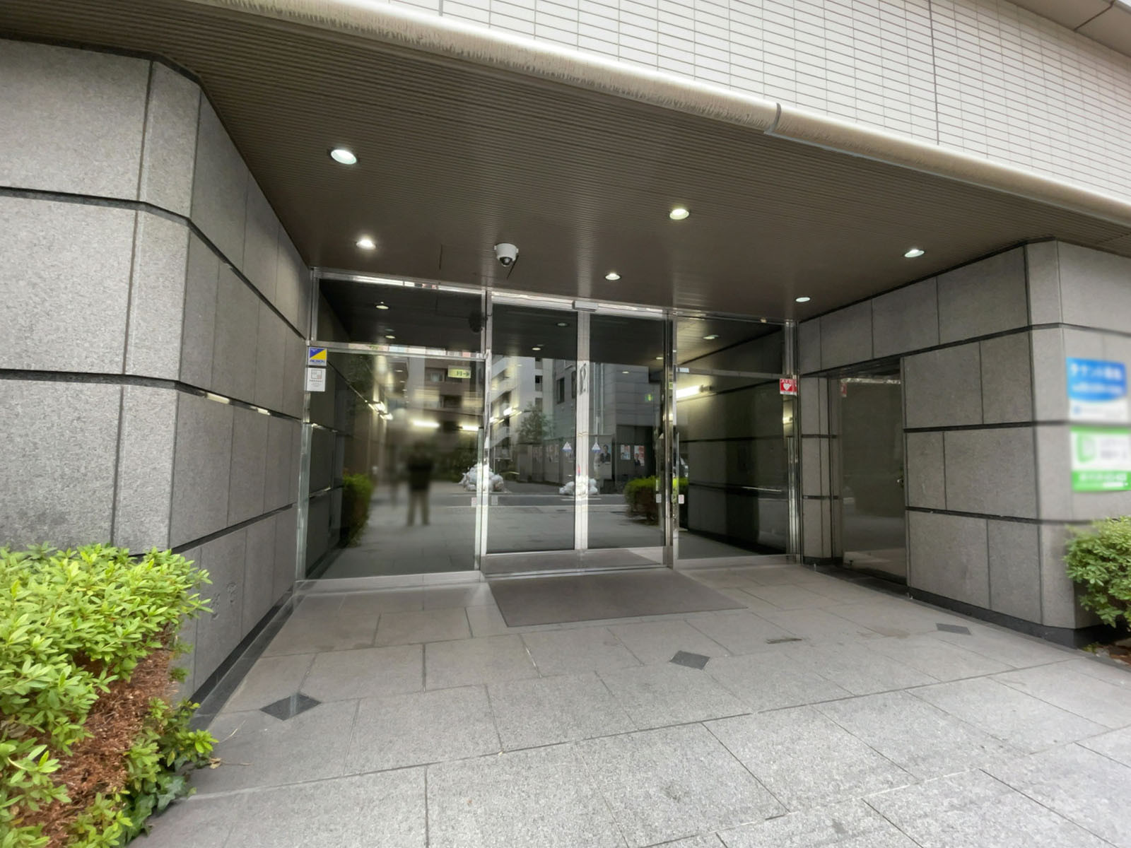 オフィスビル出入口