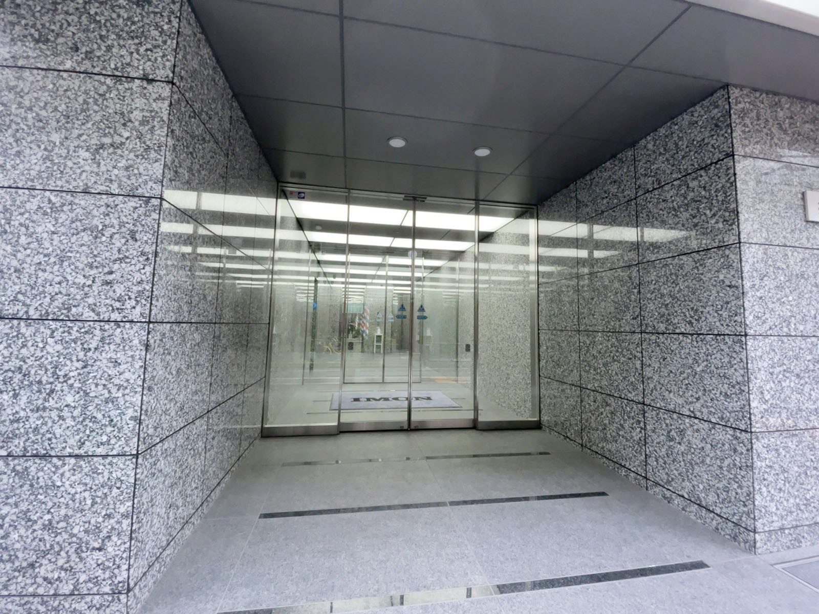 オフィスビル出入口