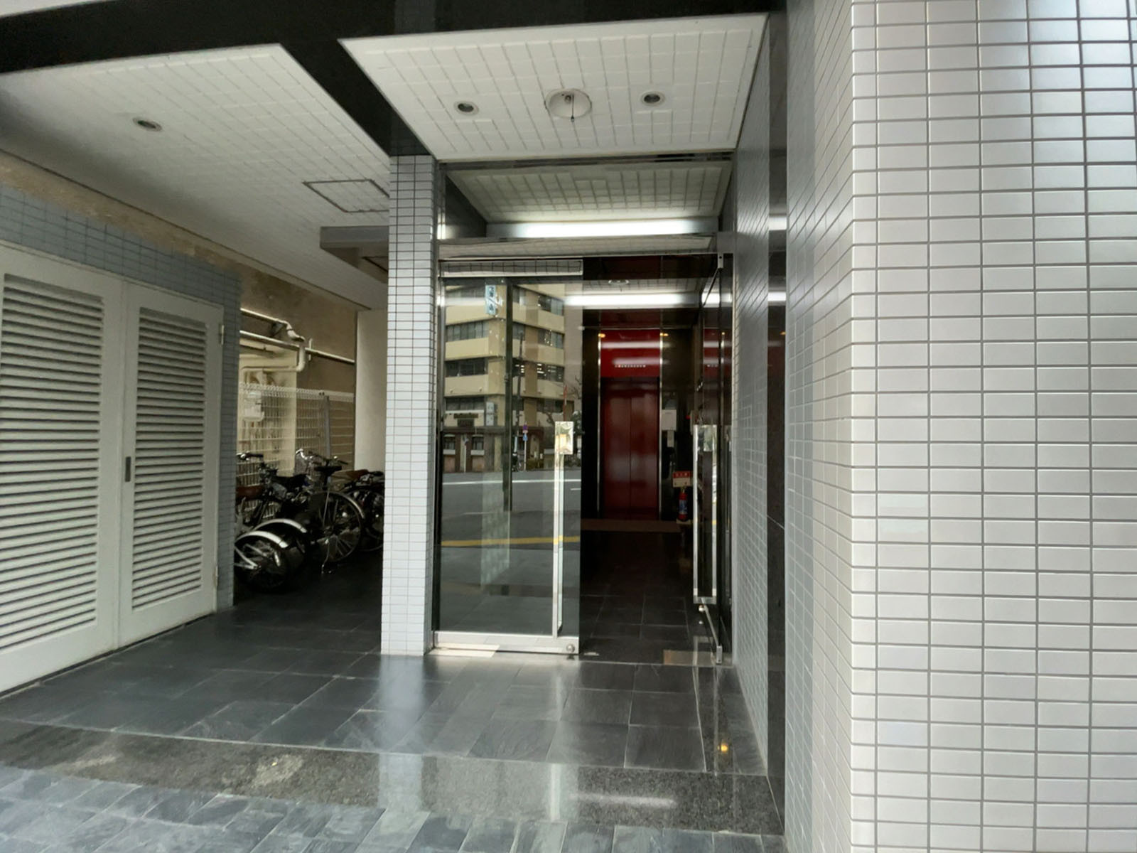 オフィスビル出入口
