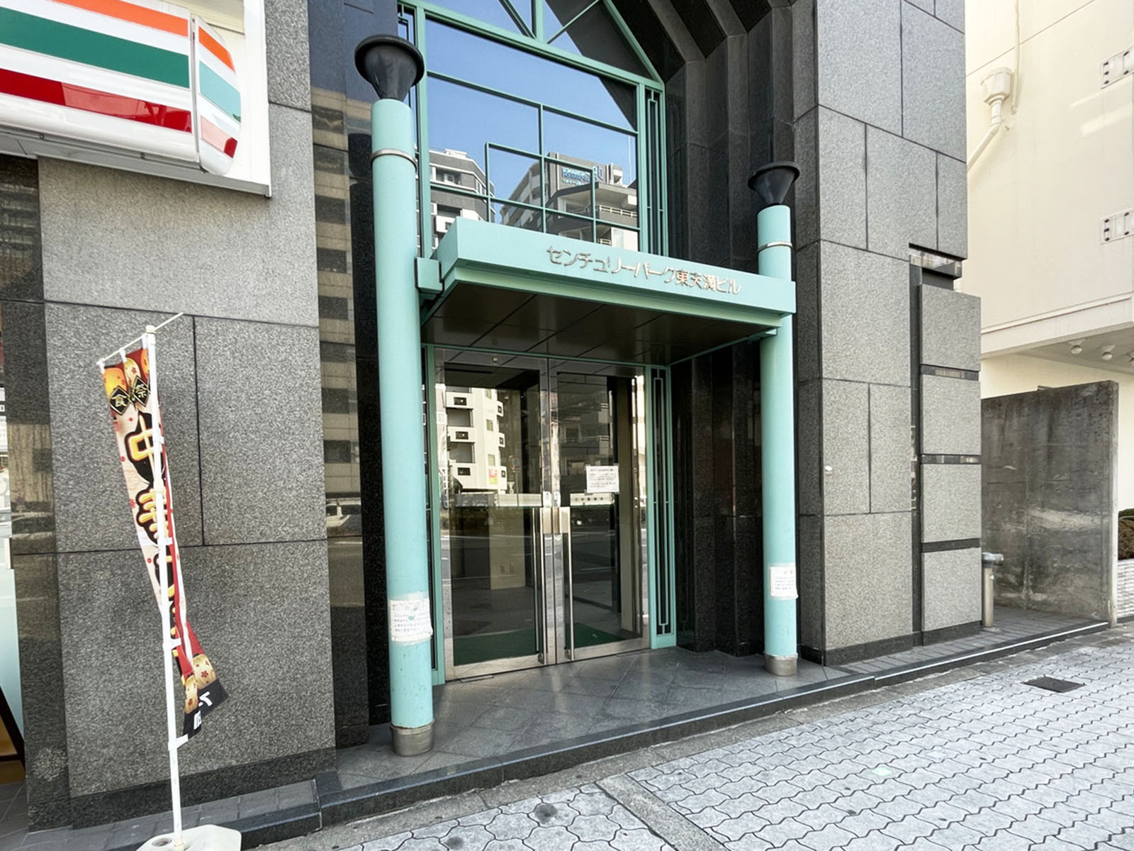 オフィスビル出入口