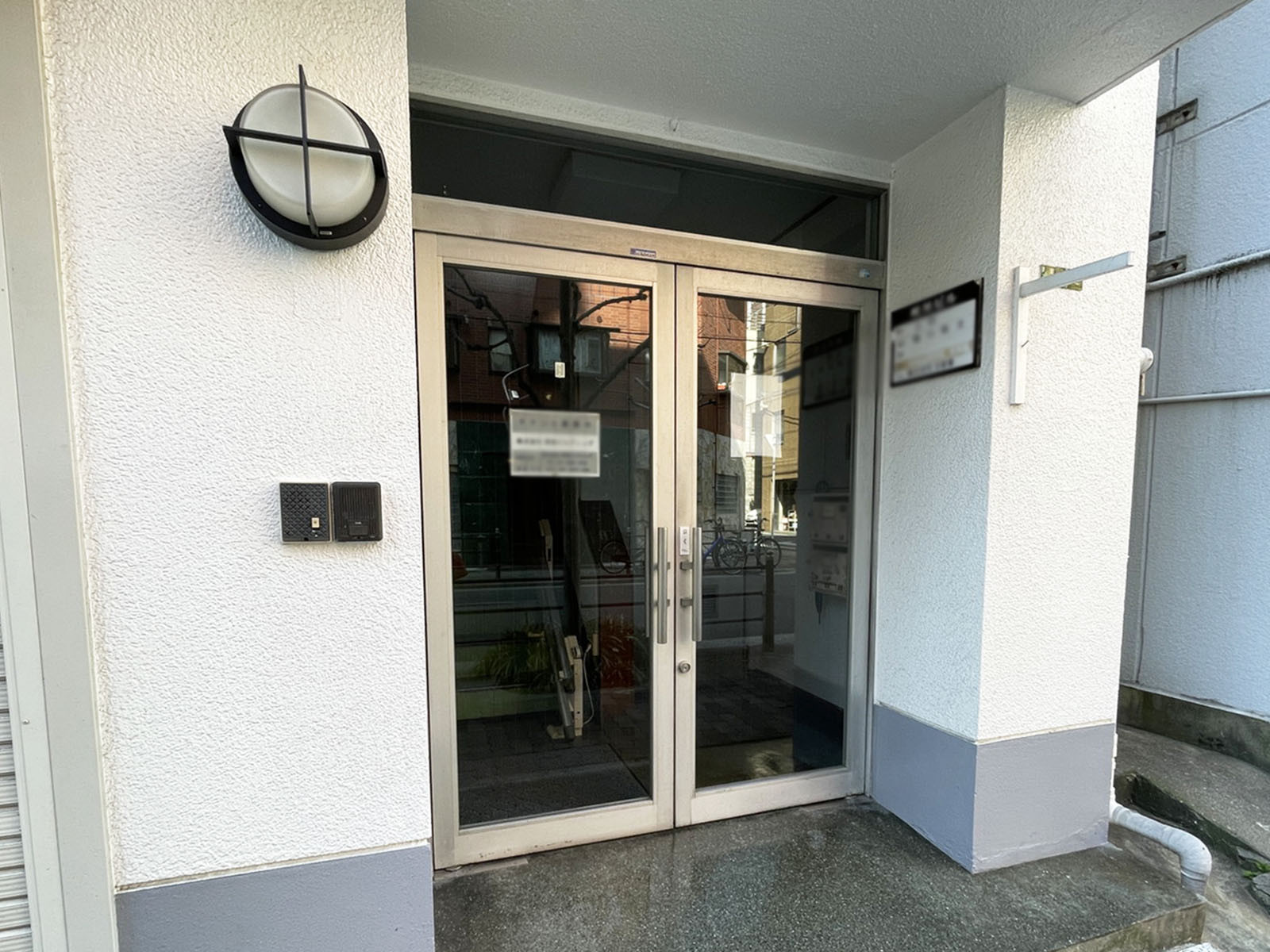 オフィスビル出入口