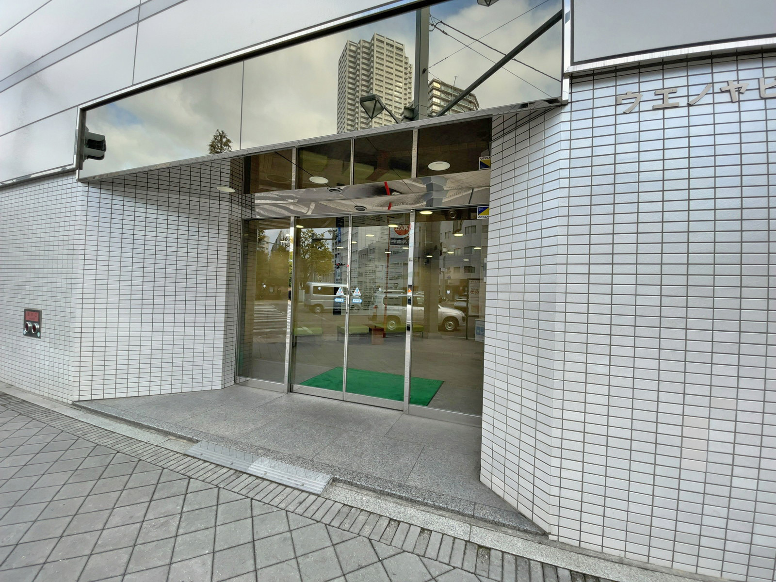 オフィスビル出入口