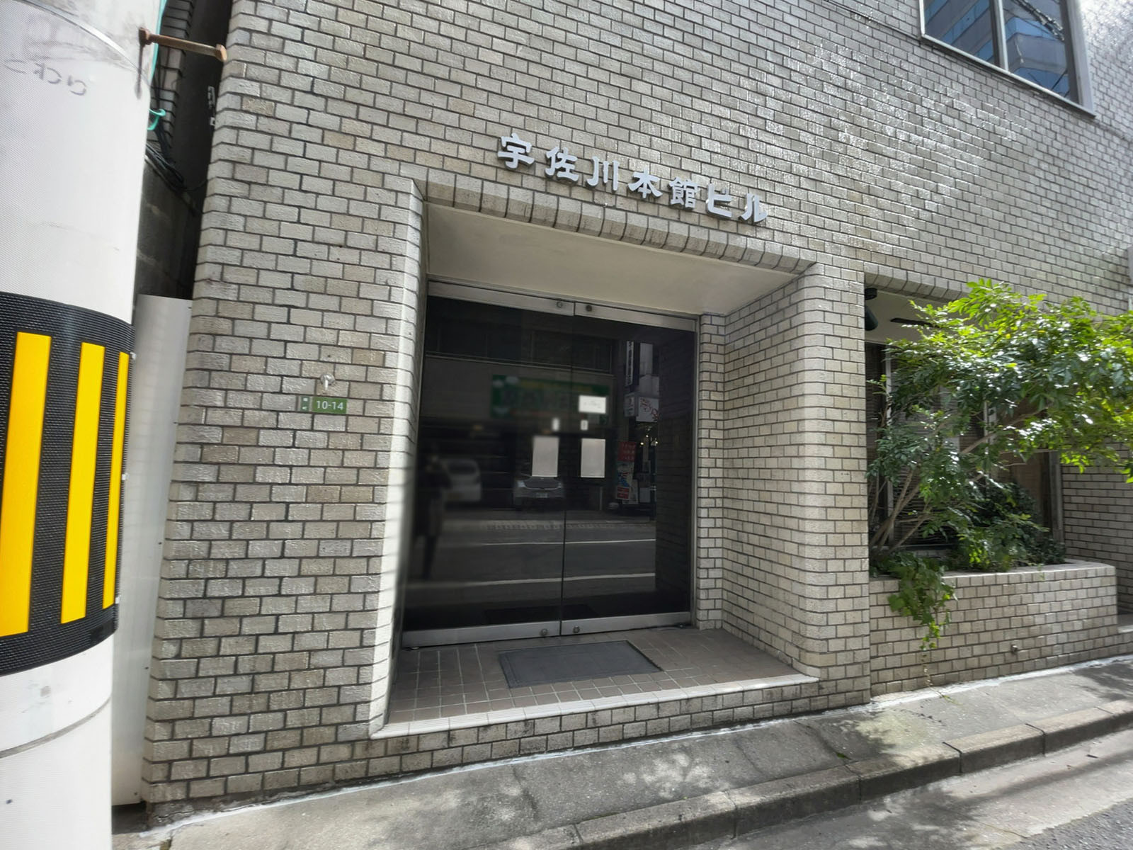 オフィスビル出入口
