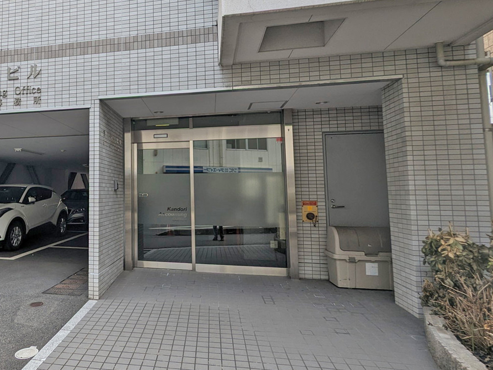 オフィスビル出入口