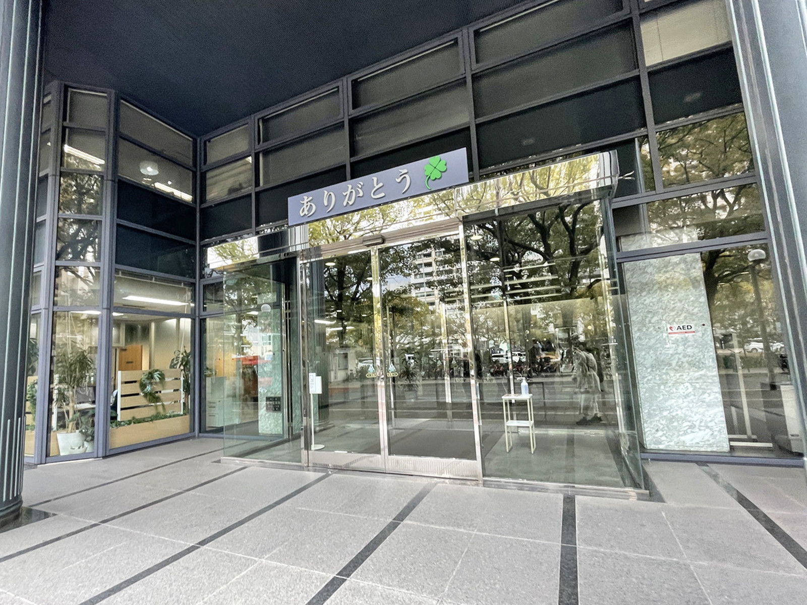 オフィスビル出入口