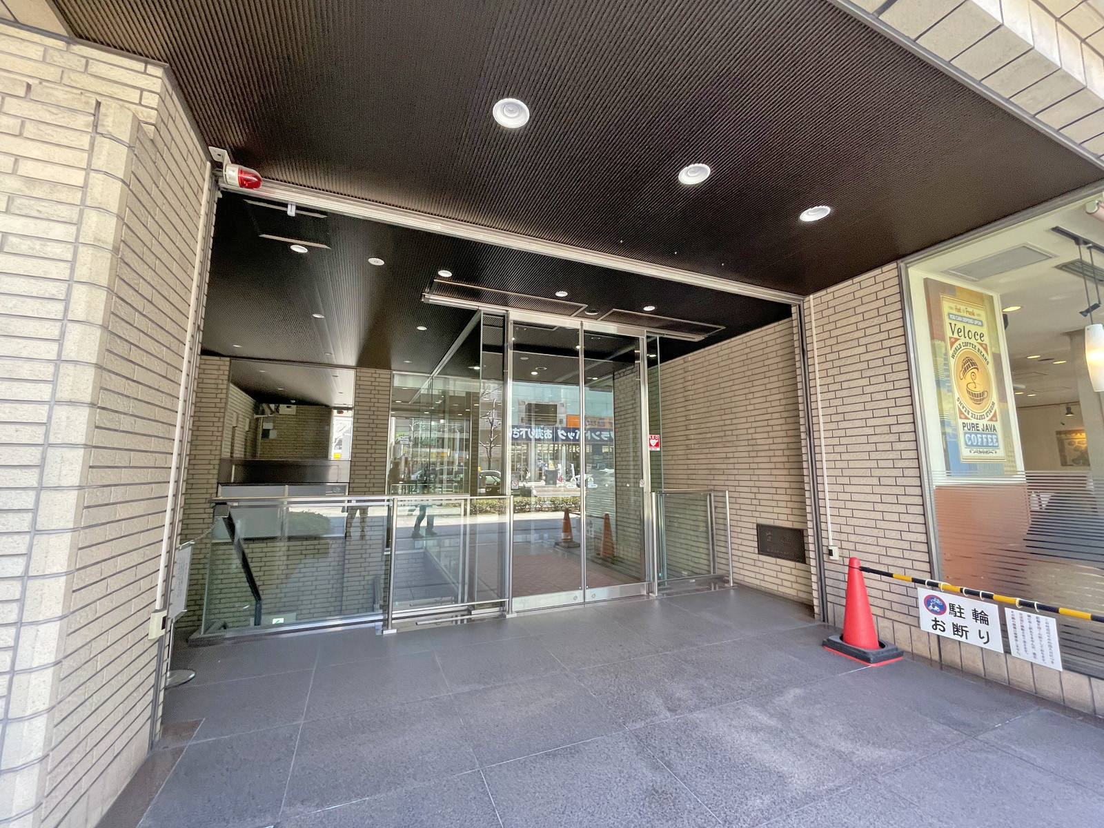 オフィスビル出入口