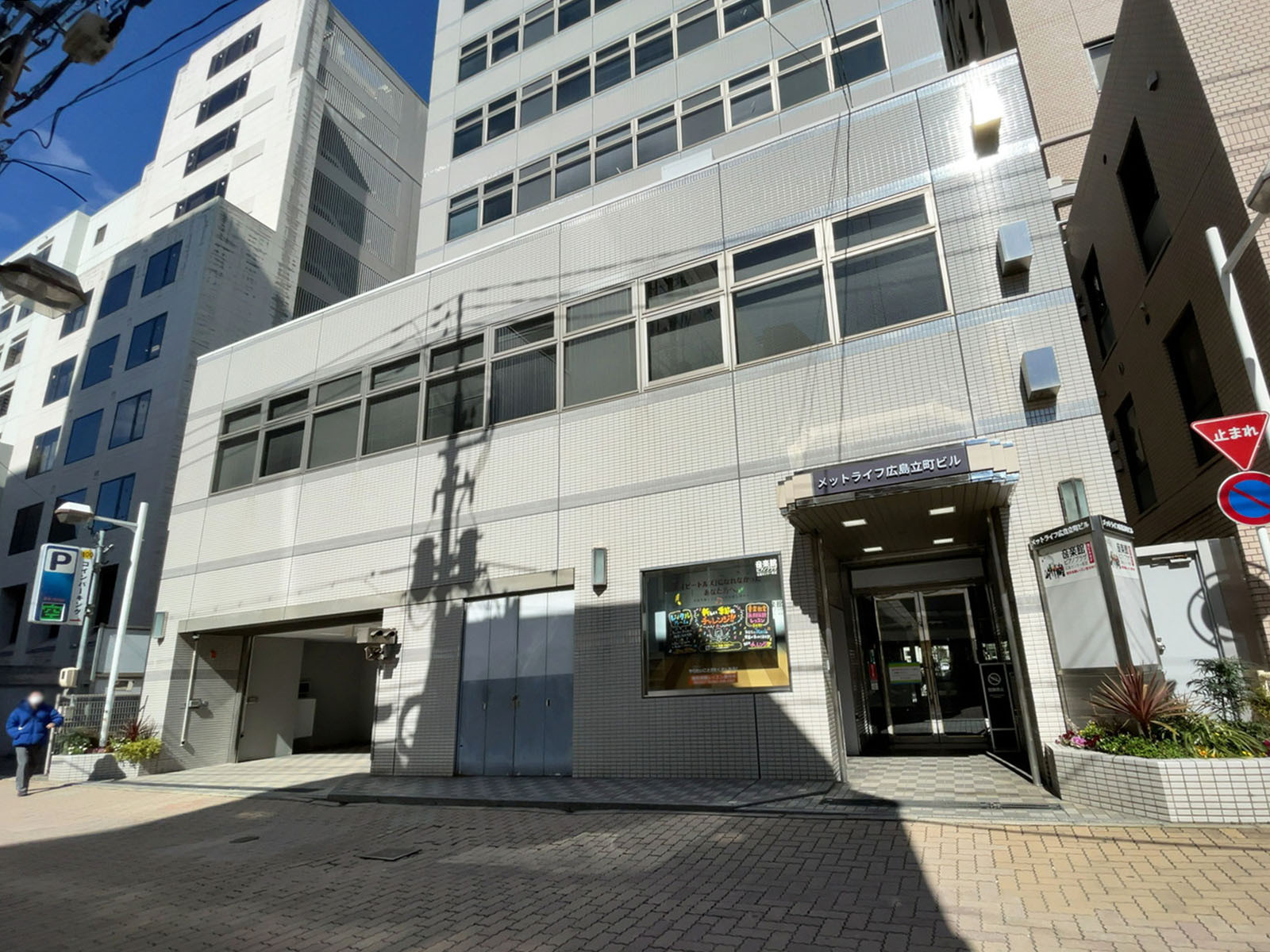 オフィスビル出入口