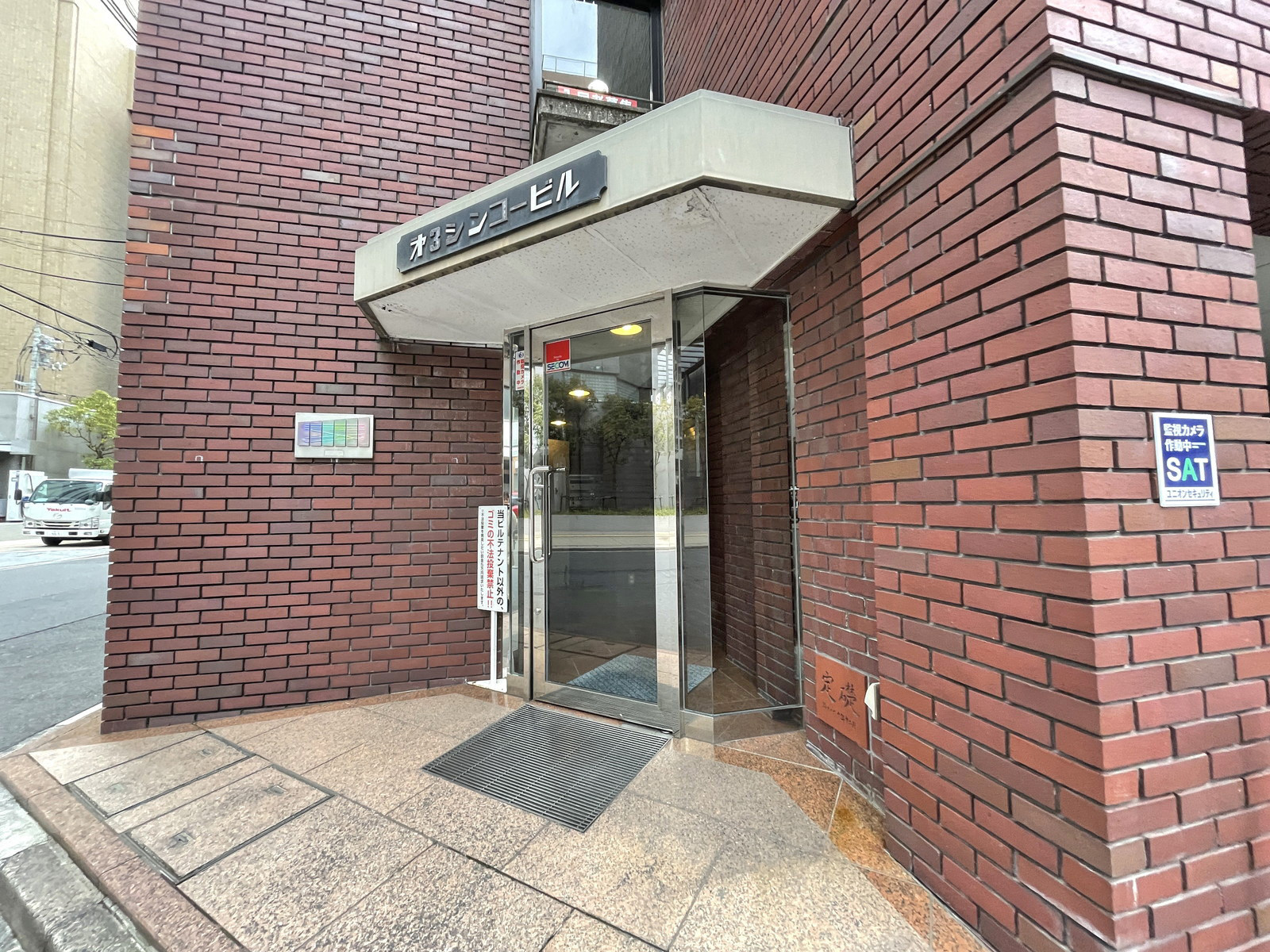 オフィスビル出入口