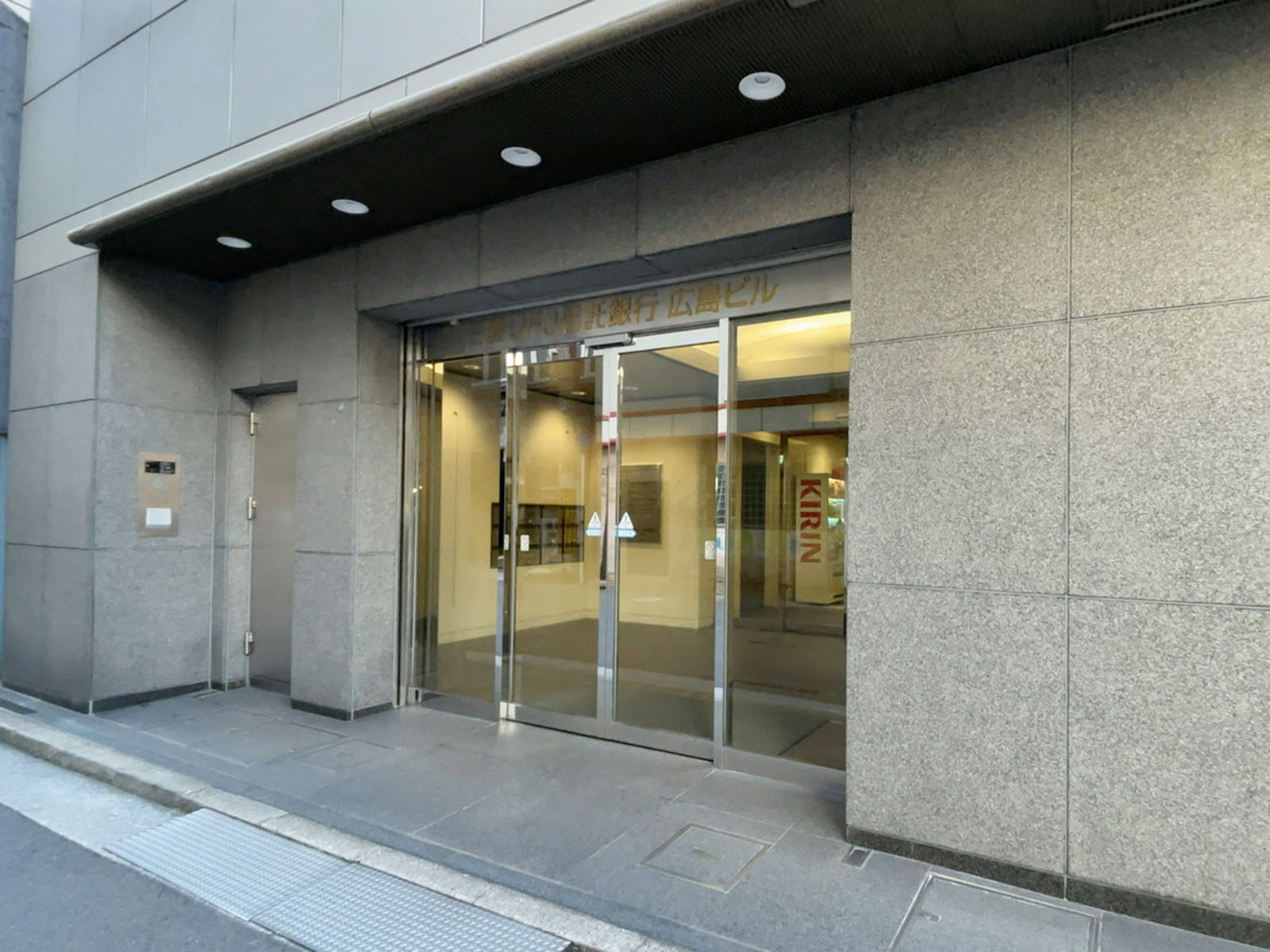 オフィスビル出入口