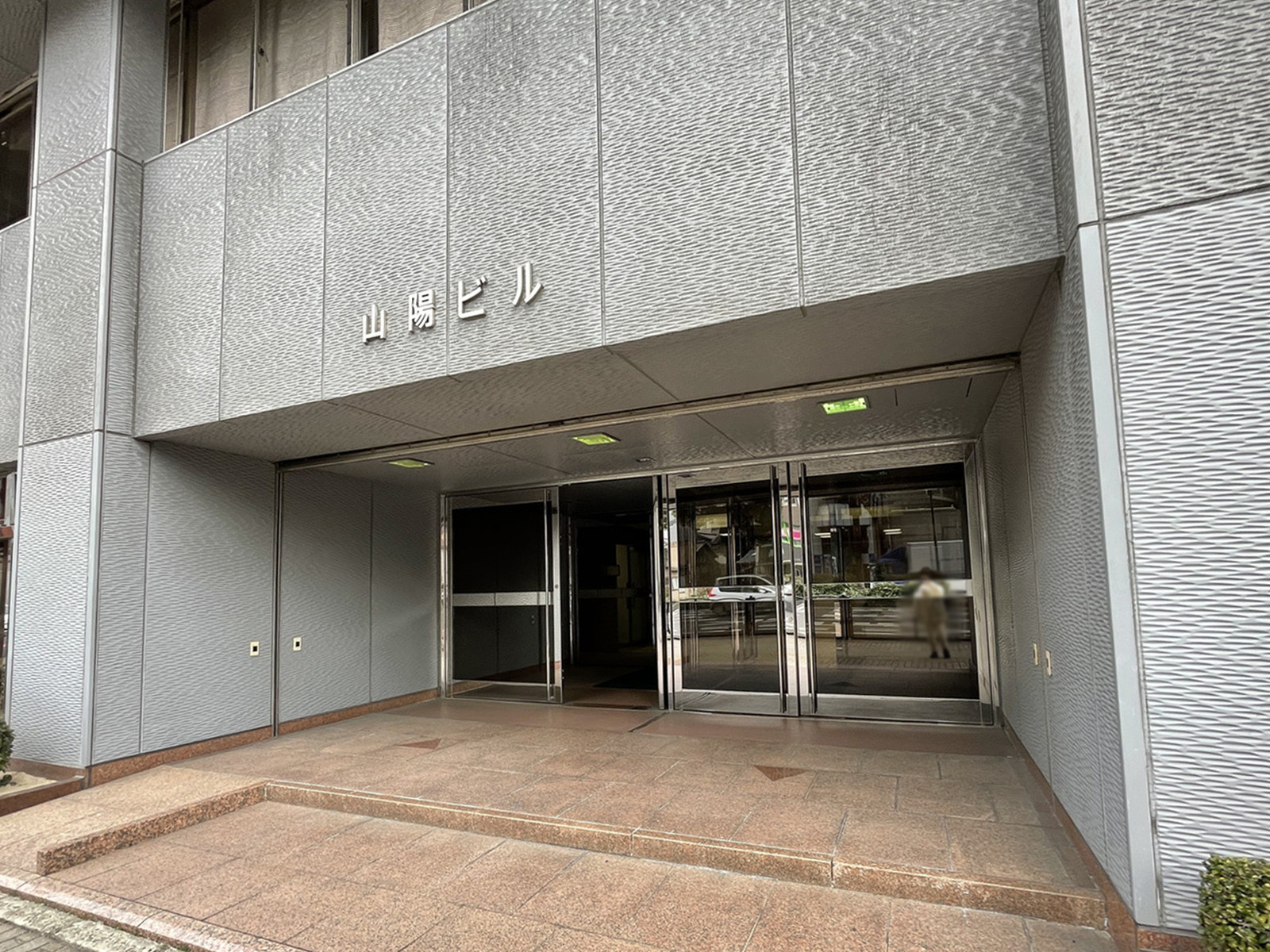 オフィスビル出入口