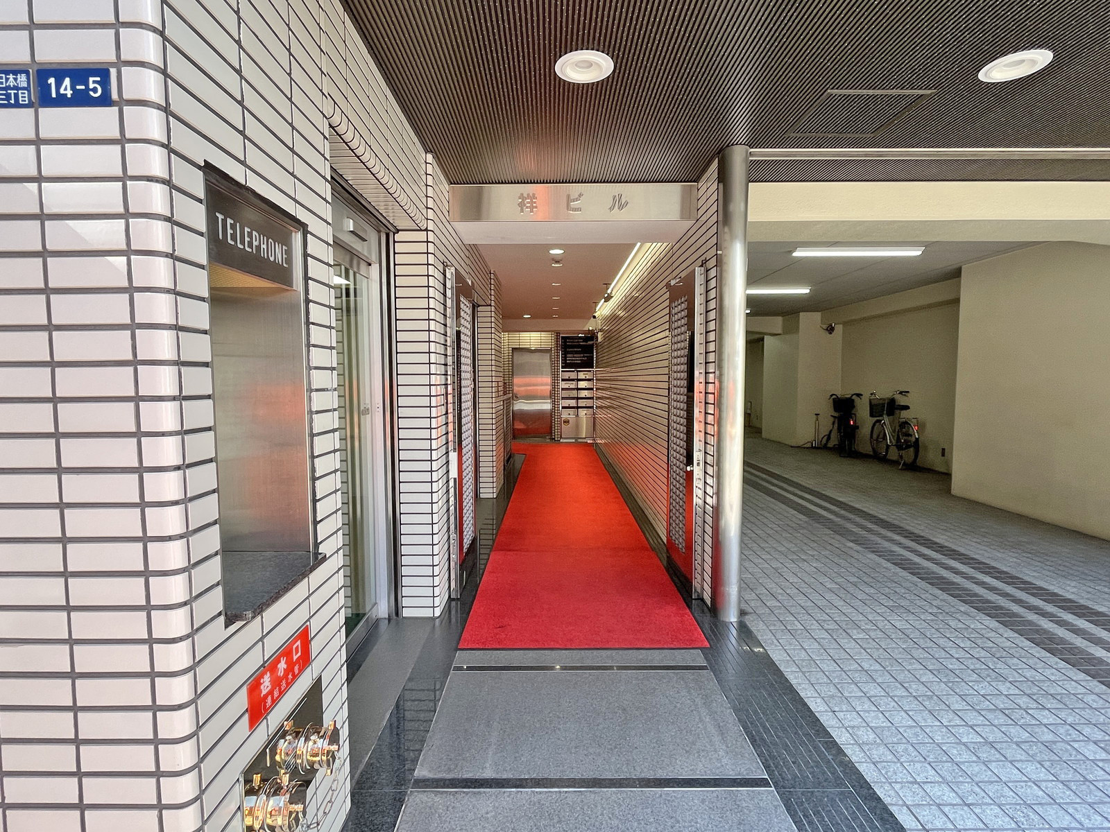 オフィスビル出入り口