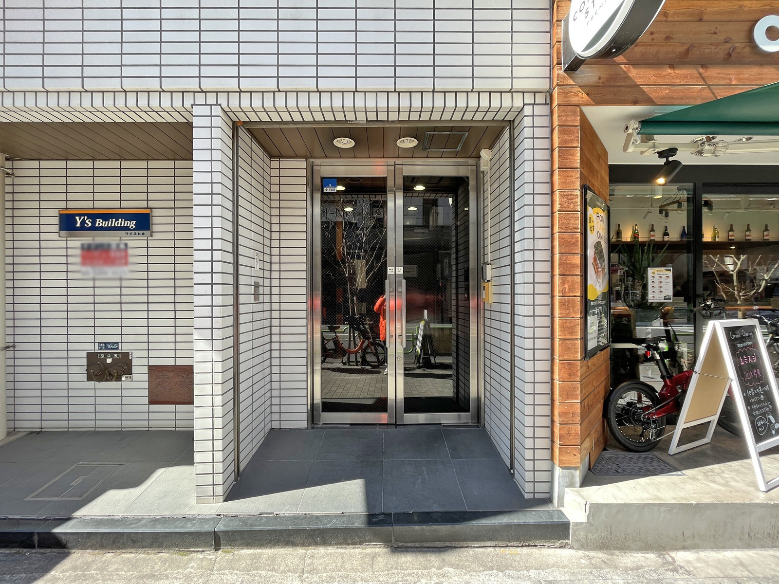 オフィスビル出入り口