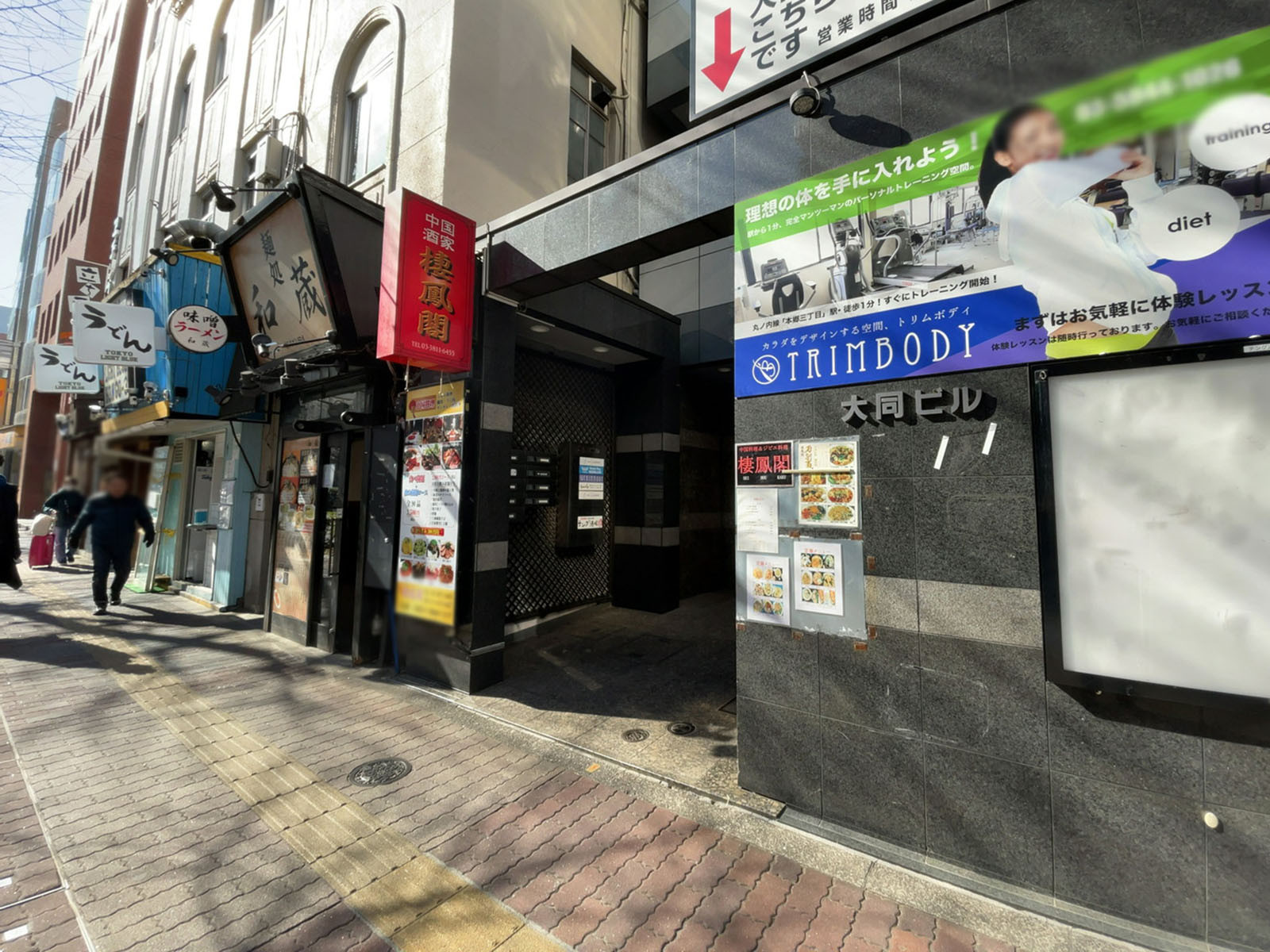 オフィスビル出入口