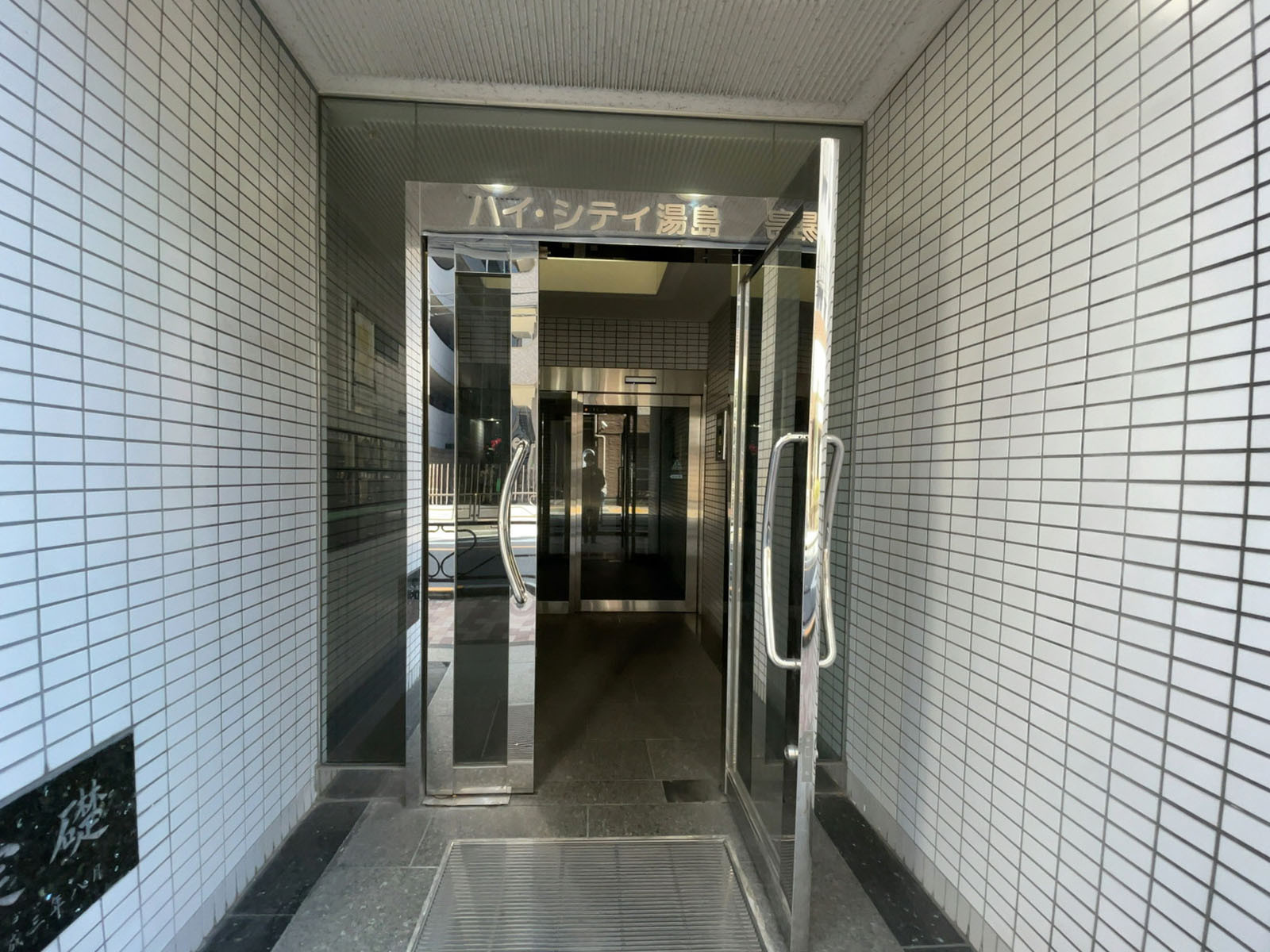オフィスビル出入口