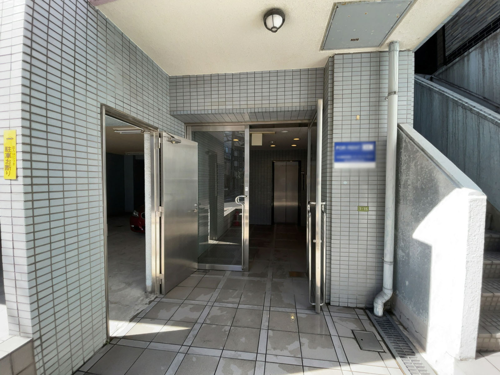 オフィスビル出入口
