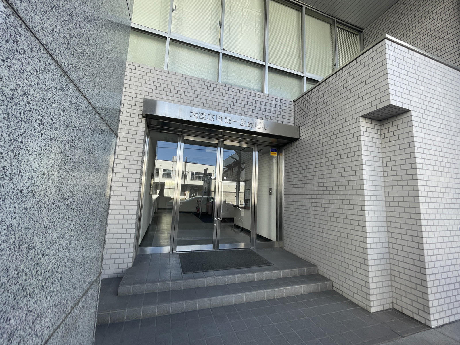 オフィスビル出入口