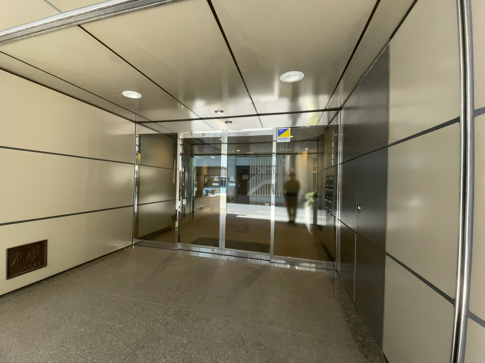 オフィスビル出入口