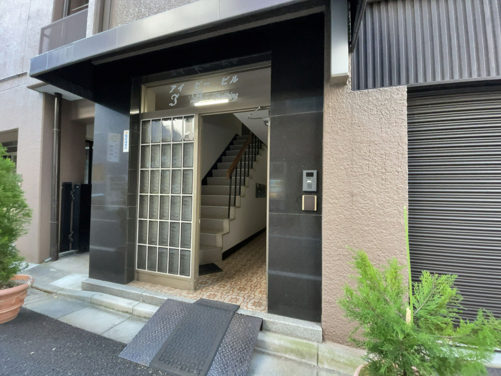 オフィスビル出入口