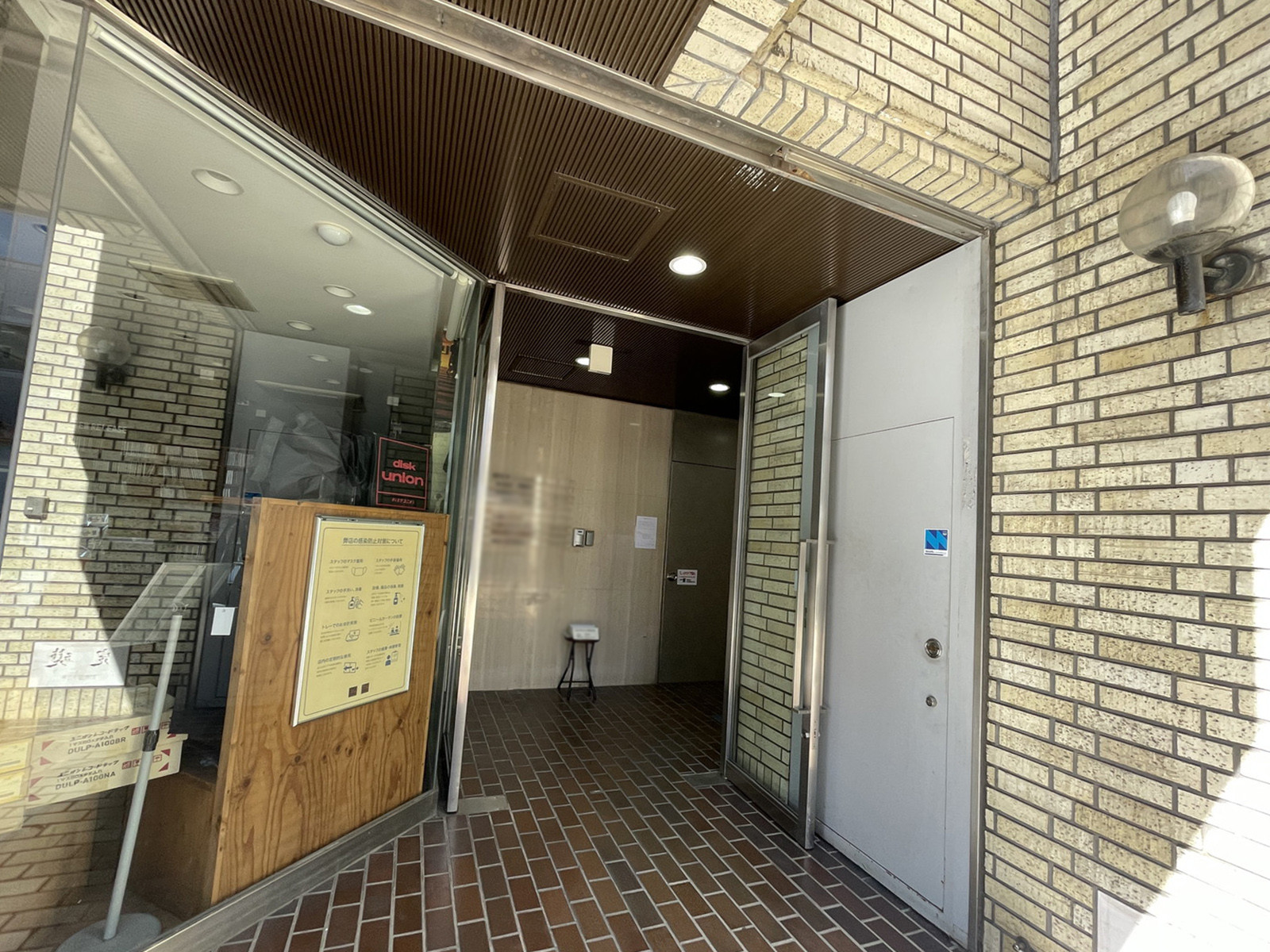 オフィスビル出入口
