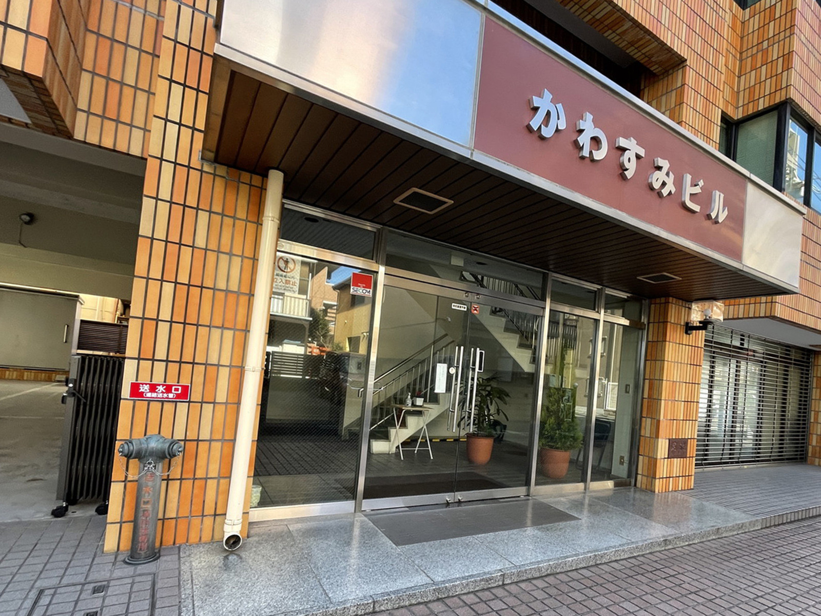 オフィスビル出入口