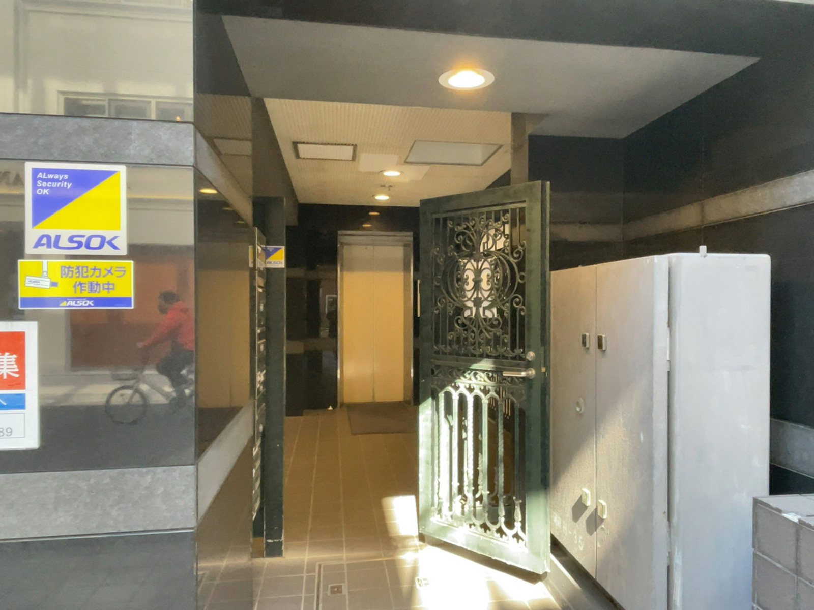 オフィスビル出入口