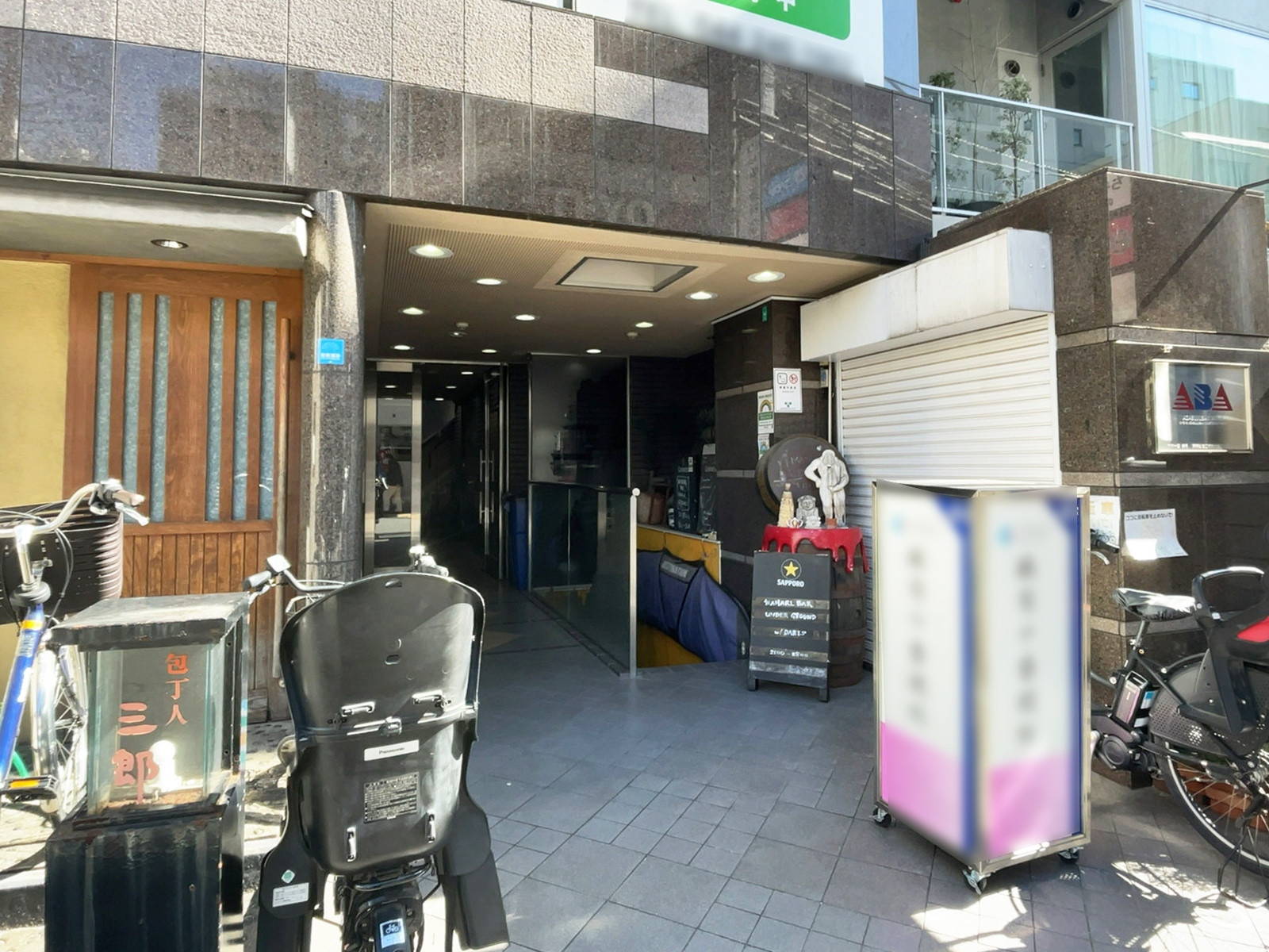 オフィスビル出入口
