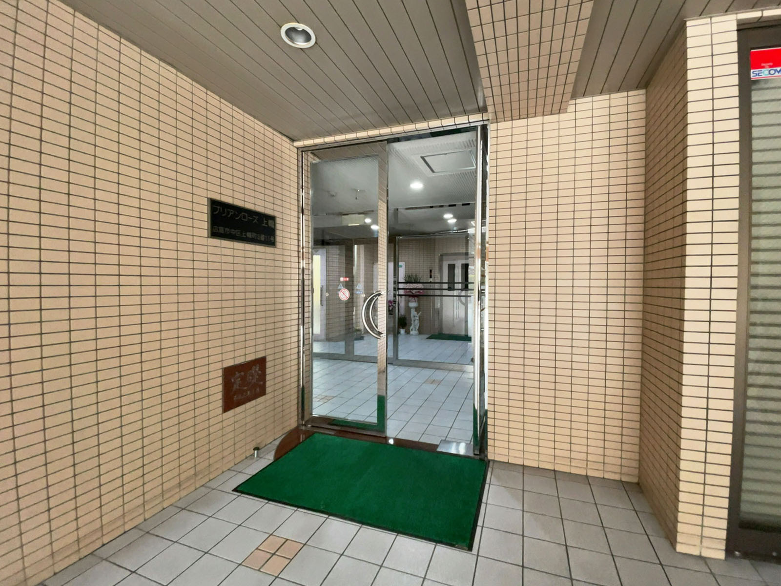 オフィスビル出入口