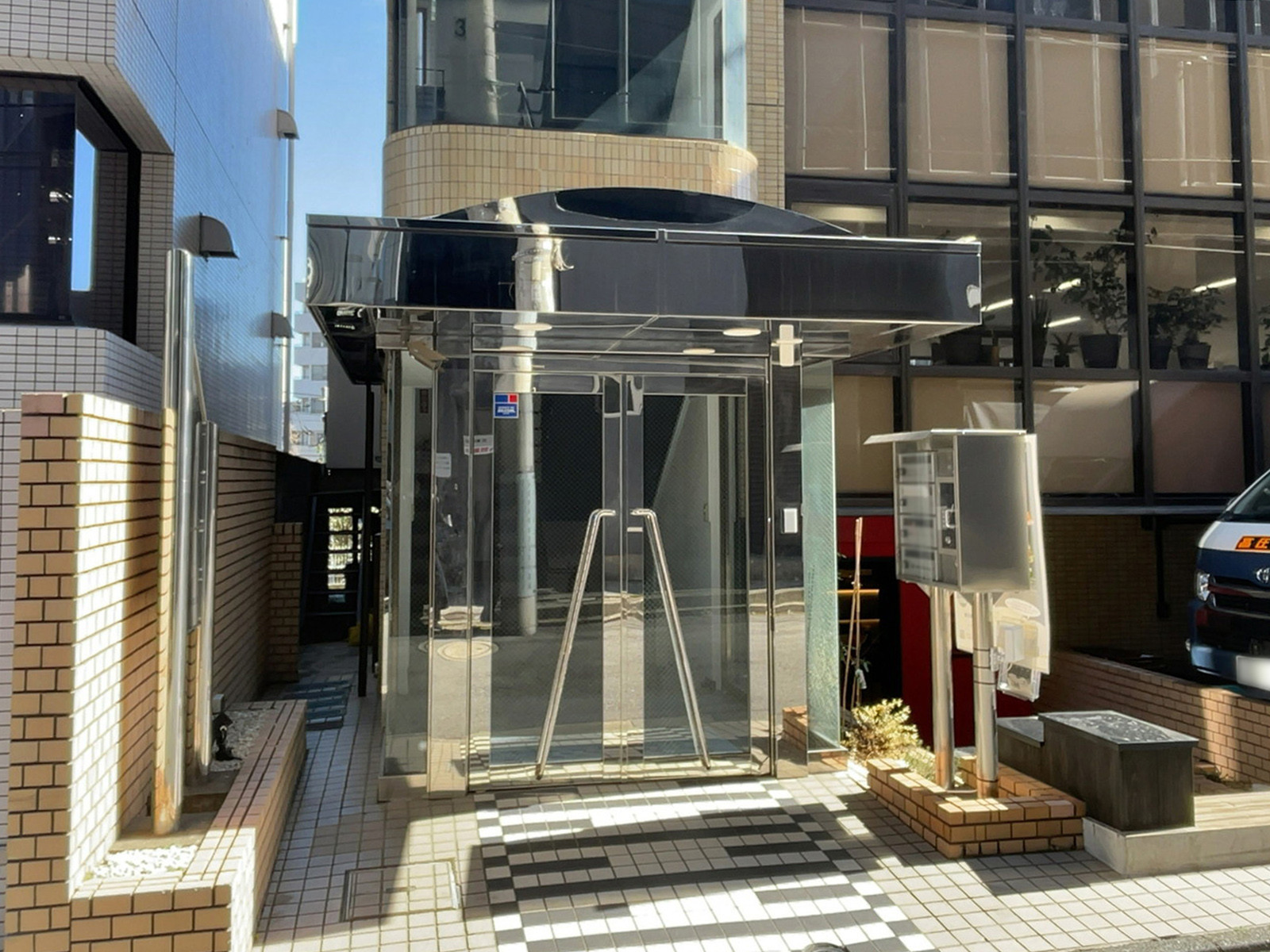 オフィスビル出入口