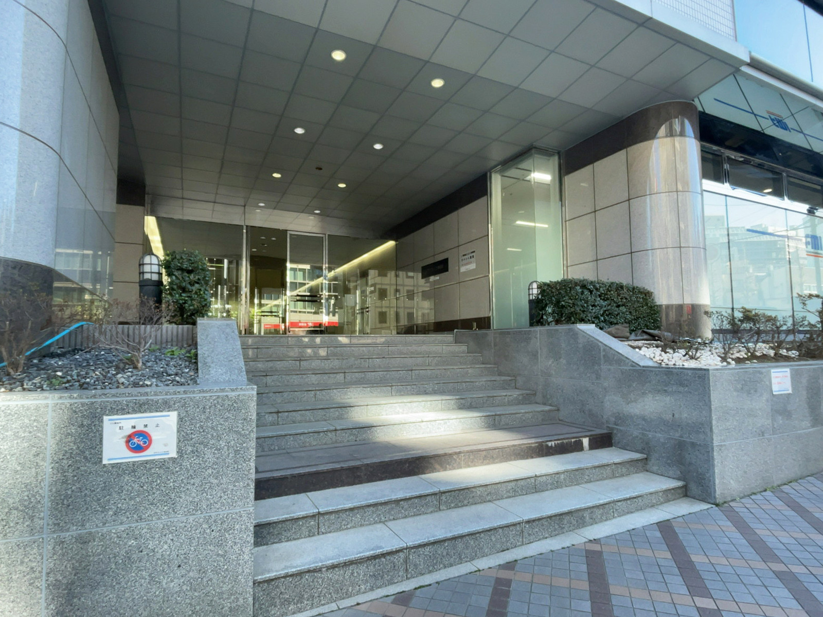 オフィスビル出入口