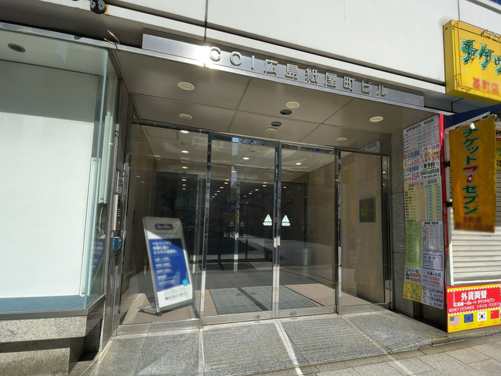 オフィスビル出入口