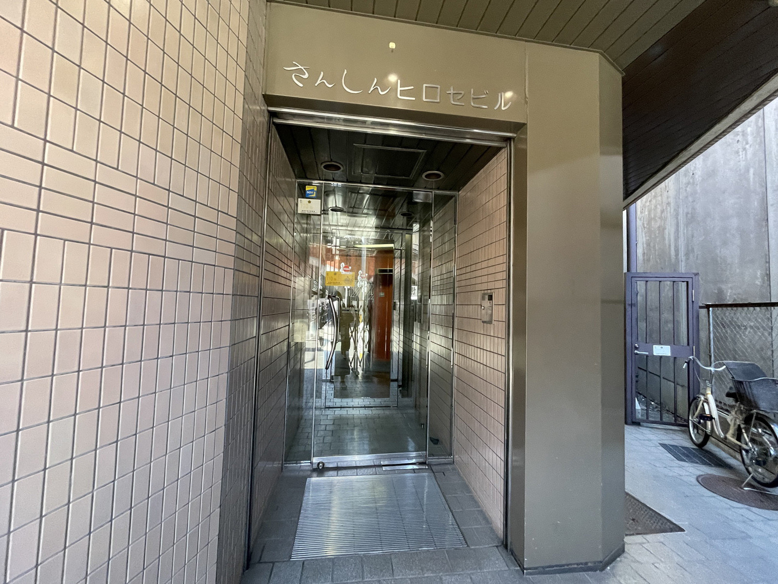 オフィスビル出入口