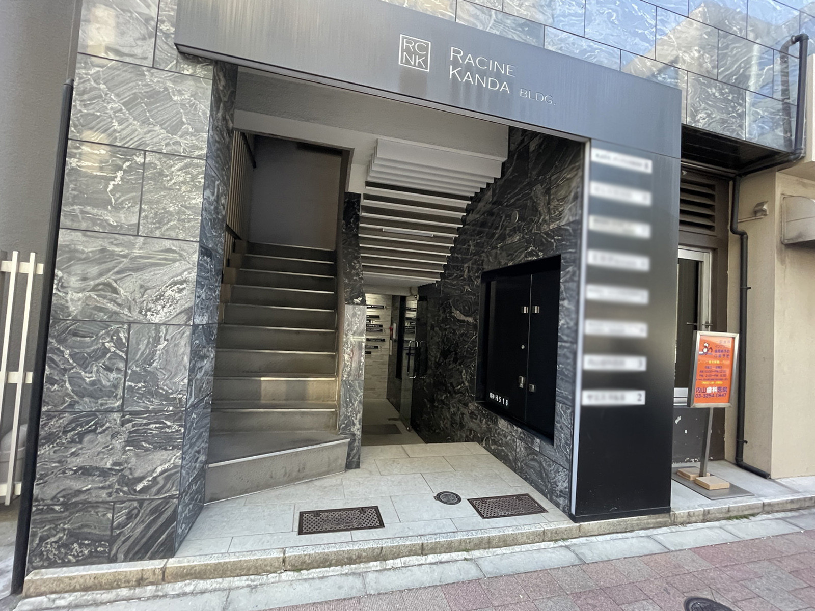オフィスビル出入口
