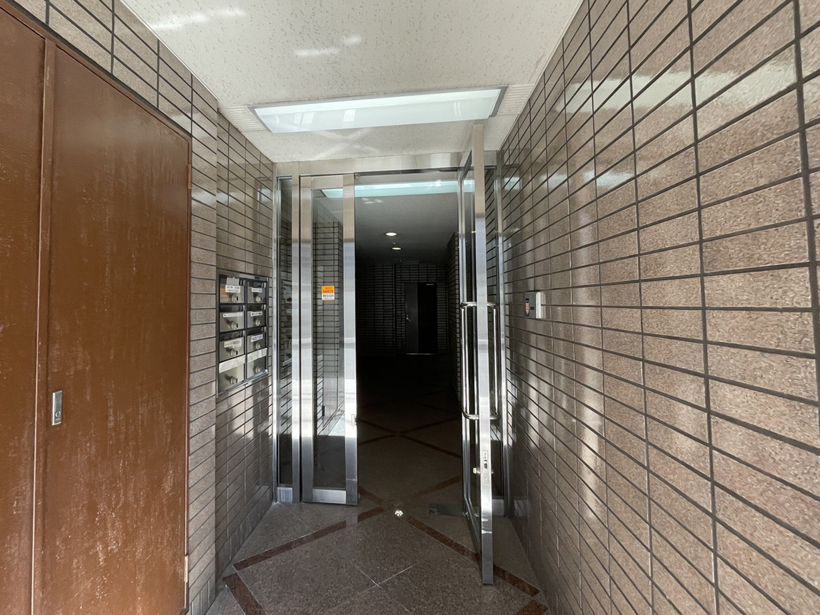 オフィスビル出入口