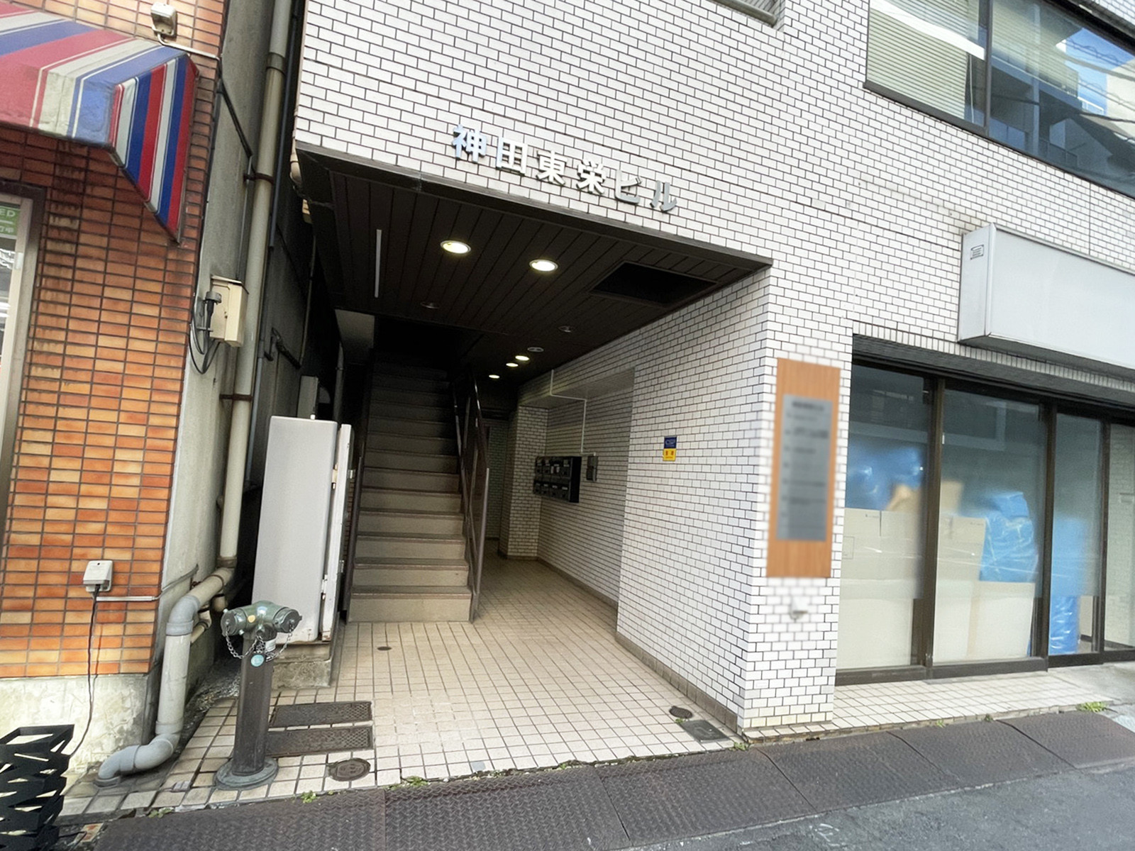 オフィスビル出入口