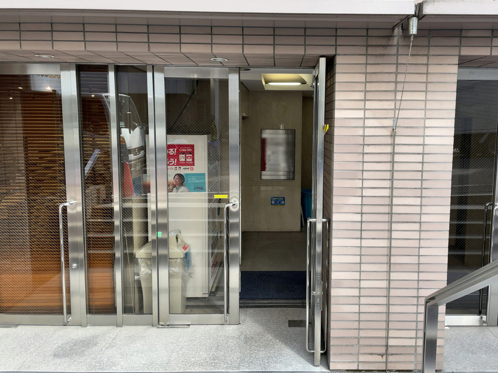オフィスビル出入口