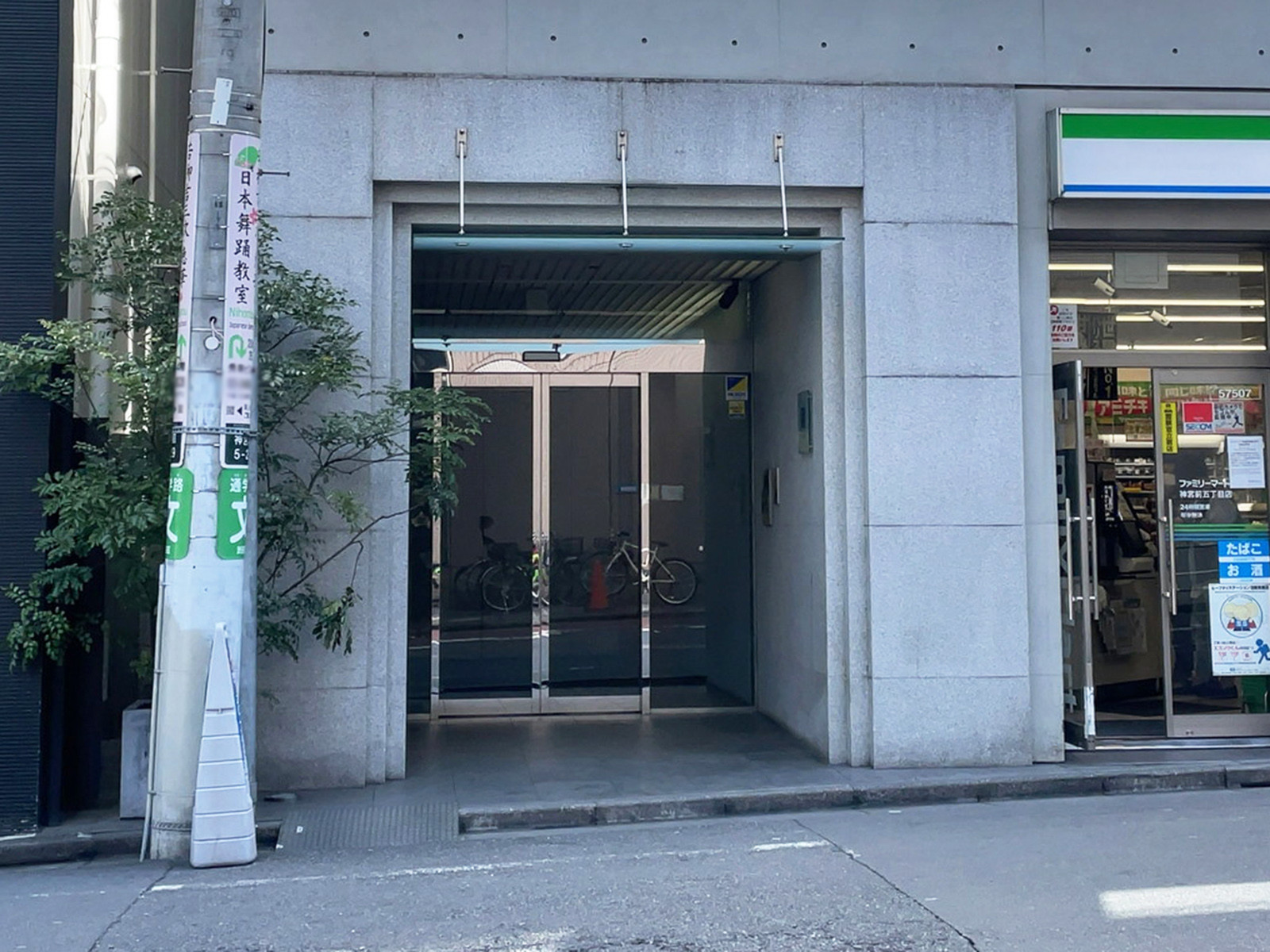 オフィスビル出入口