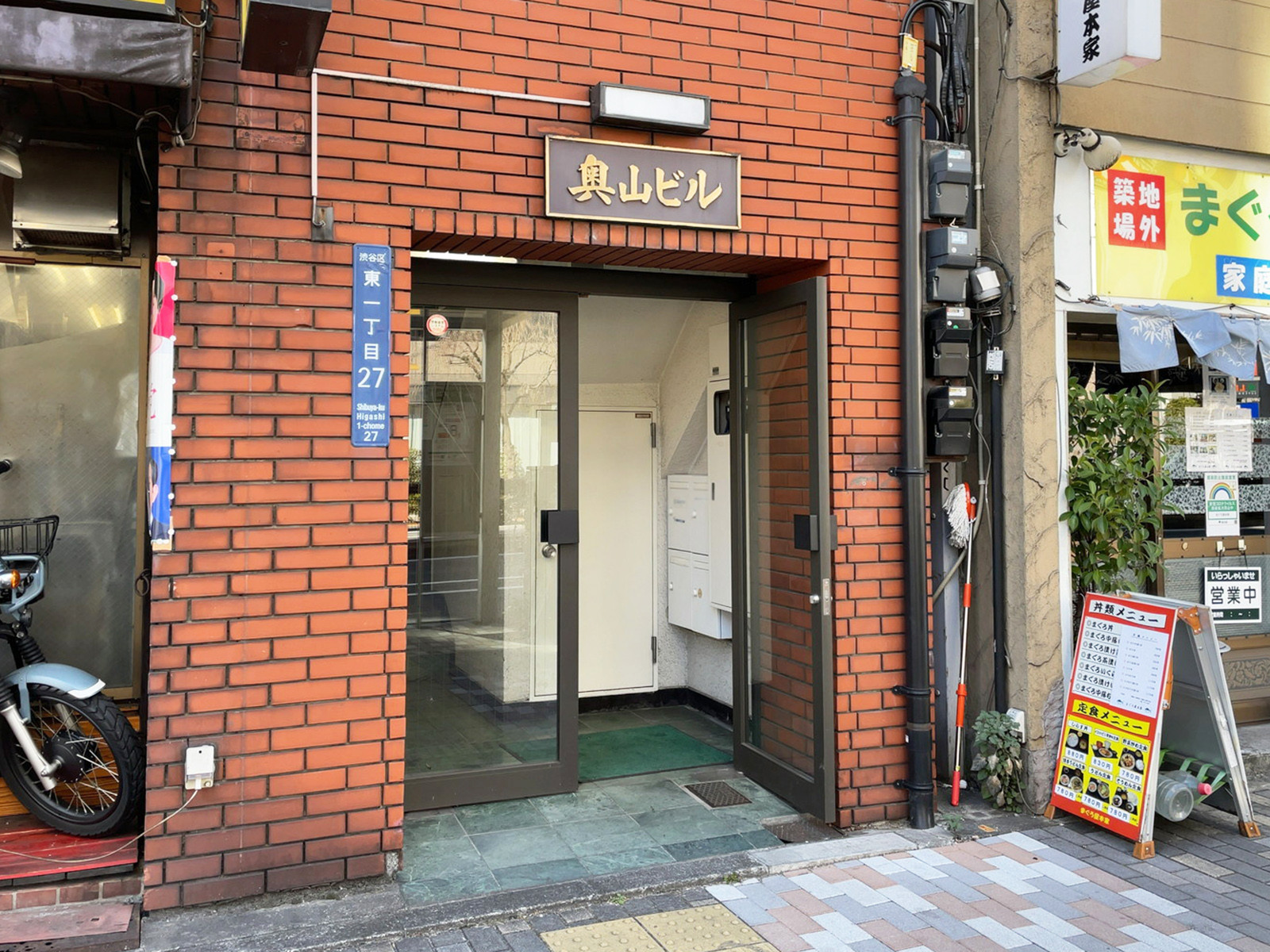 オフィスビル出入口