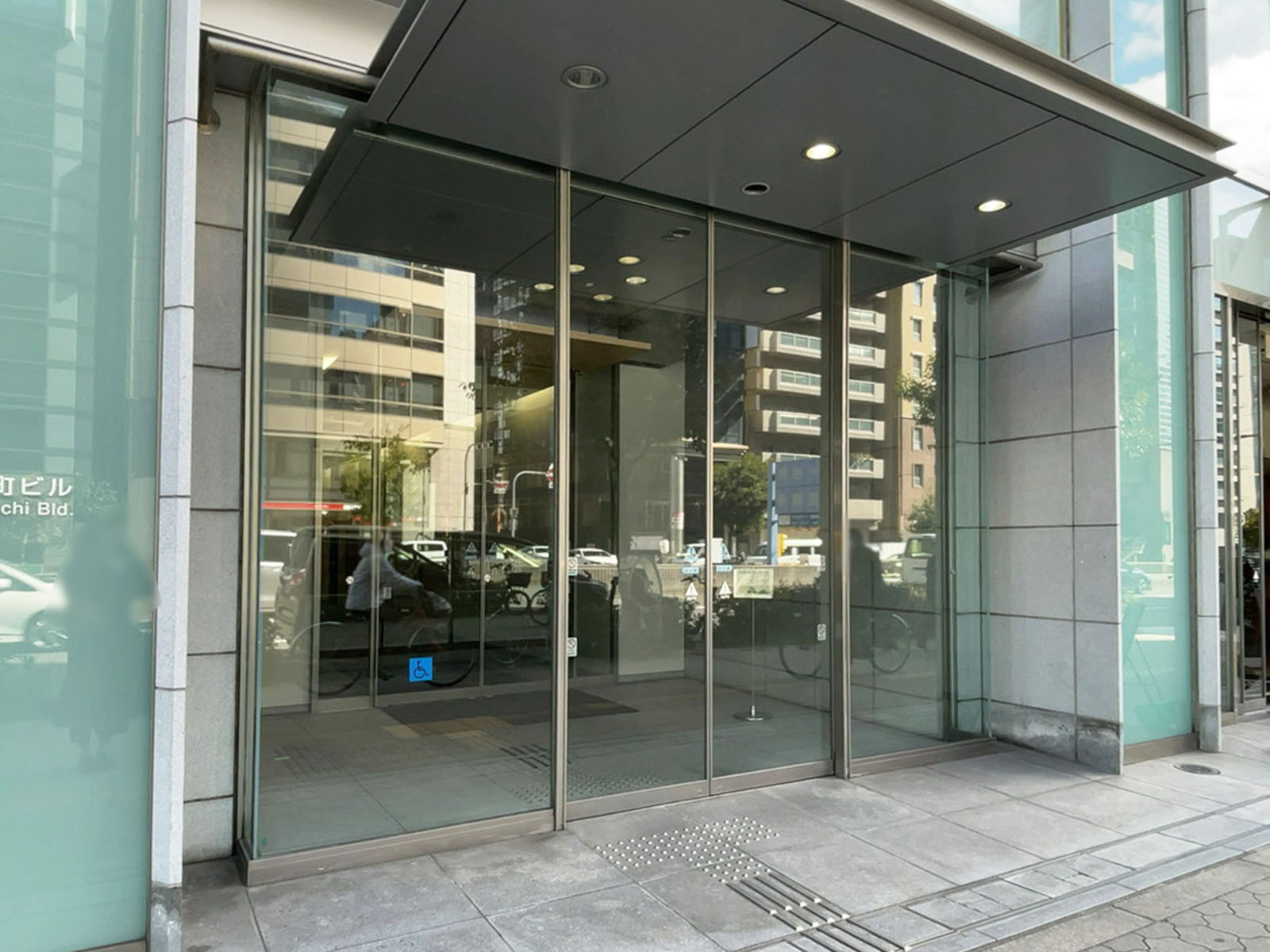 オフィスビル出入口